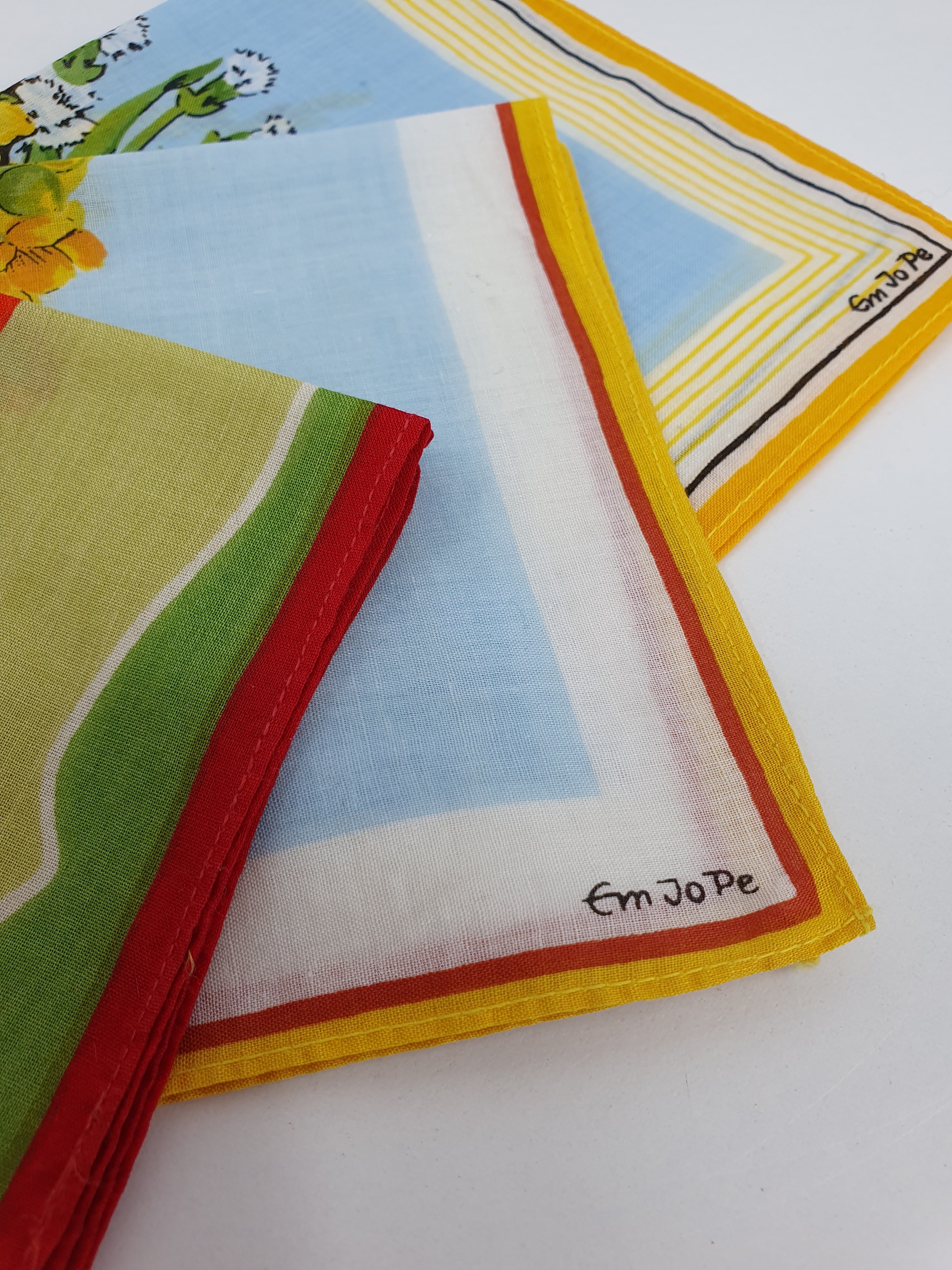 Pienet kangasliinat/keräilyliinat 80-luvulta, kukkakuvio, lähikuva