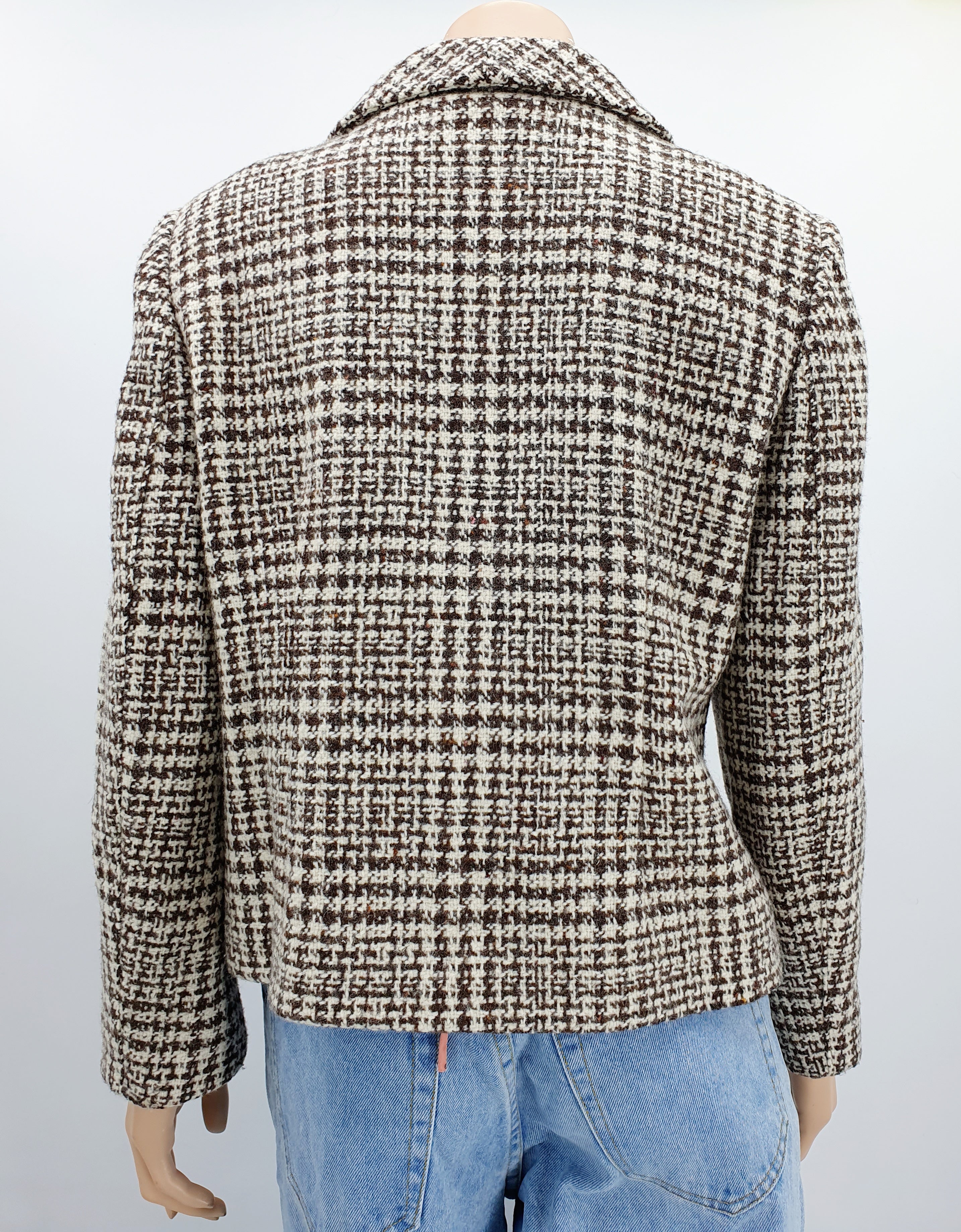 Ruskea-valkoinen villasekoitejakku 1950-60-luvulta, ruutukuviointi, kuva selkäpuolelta