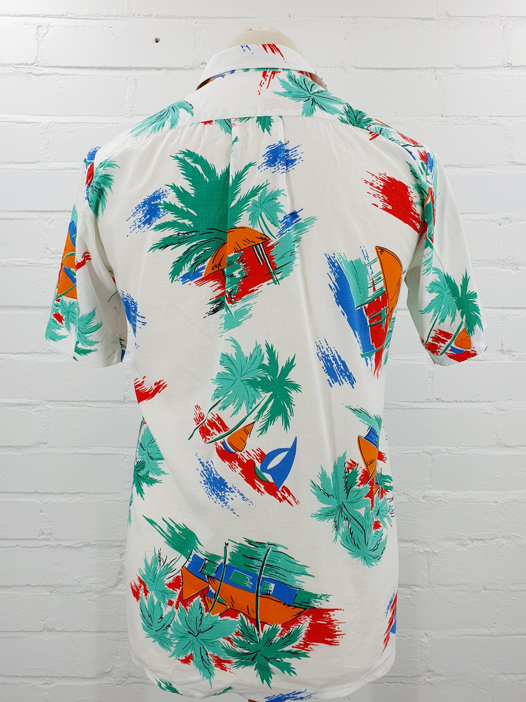 Miesten vintage kesäpaita, hawaii-aiheinen kuviointi, lyhythihainen, 80-luku, kuva selkäpuolelta