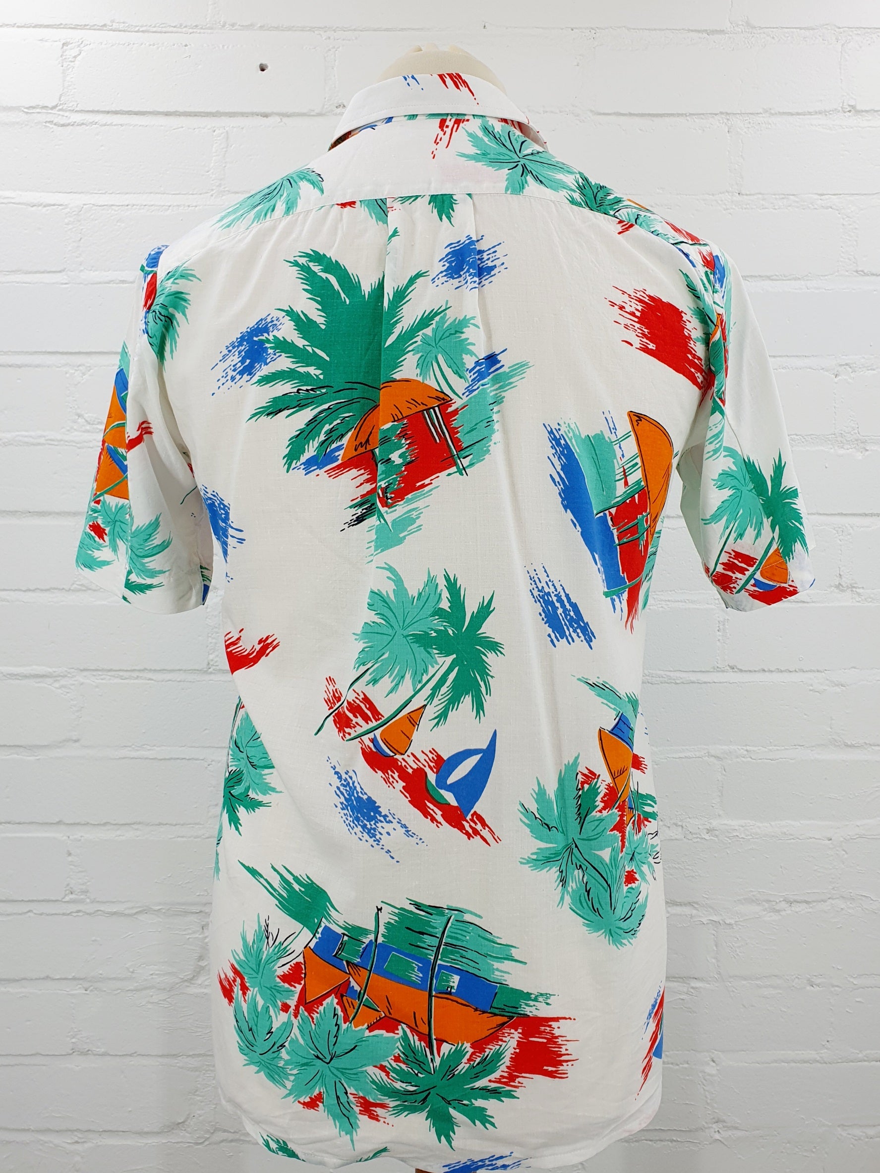 Miesten vintage kesäpaita, hawaii-aiheinen kuviointi, lyhythihainen, 80-luku, kuva selkäpuolelta