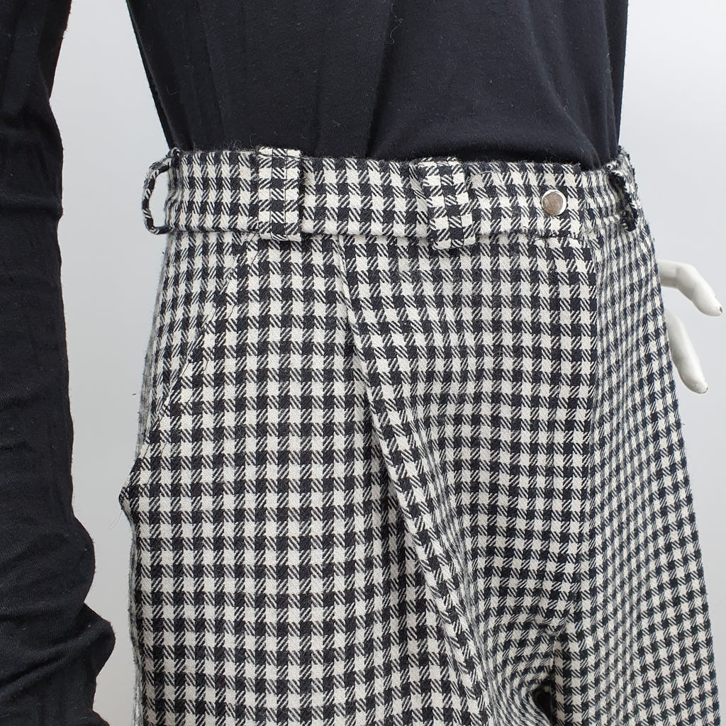 Black and white wool shorts, size 34-36