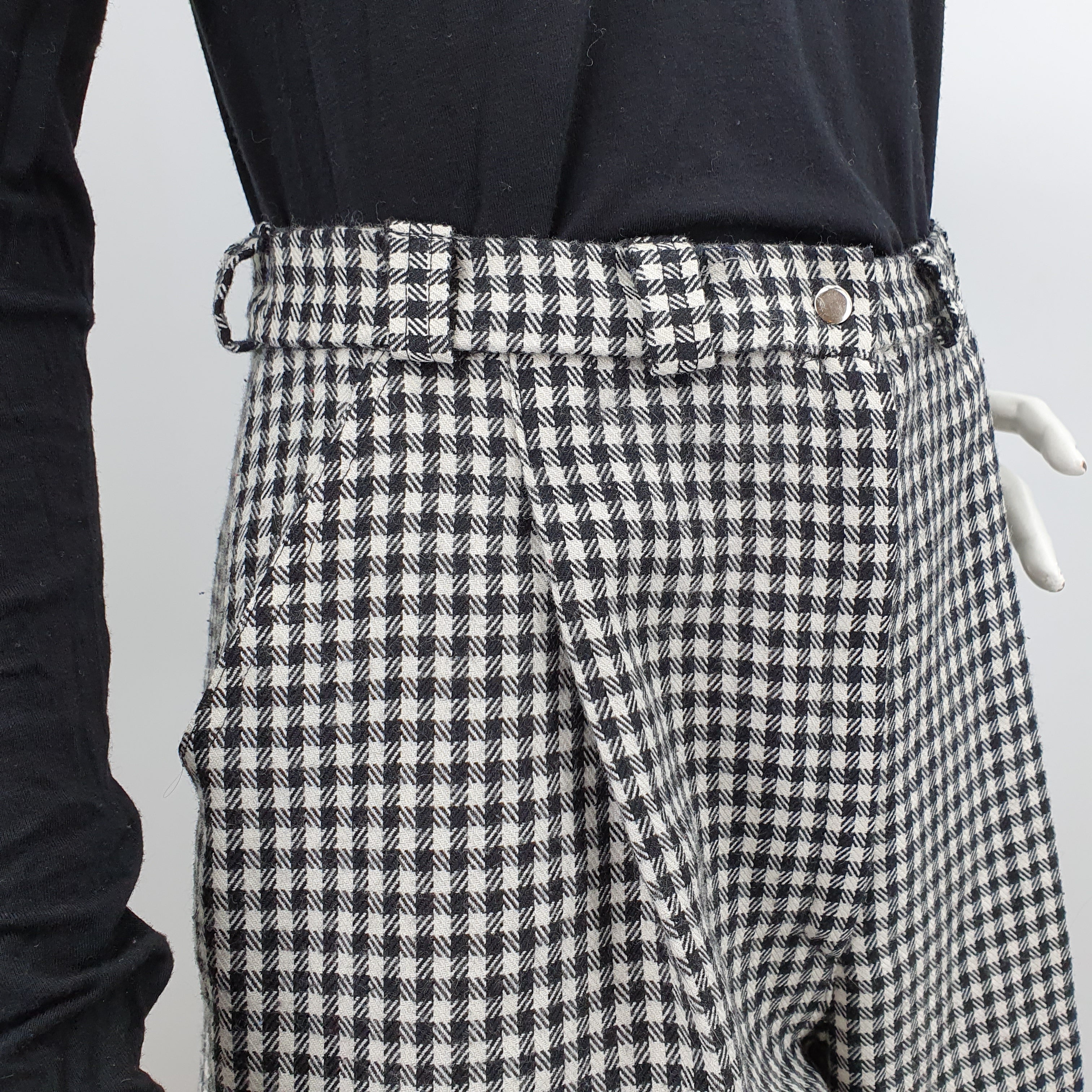 Black and white wool shorts, size 34-36