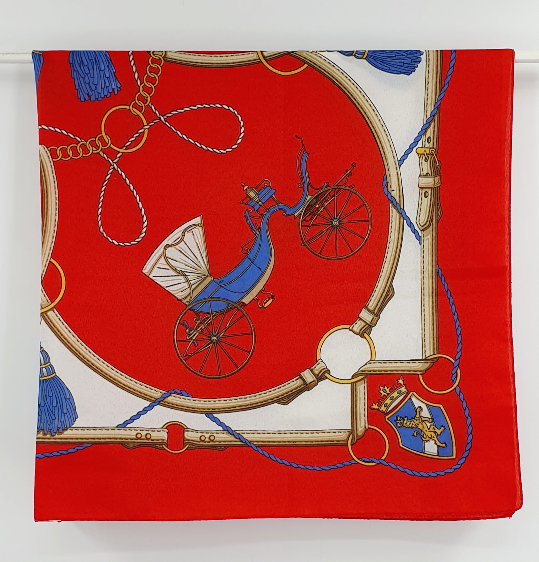 Punainen, hevoskärrykuvioinen huivi 90-luvulta, koko 76x76cm