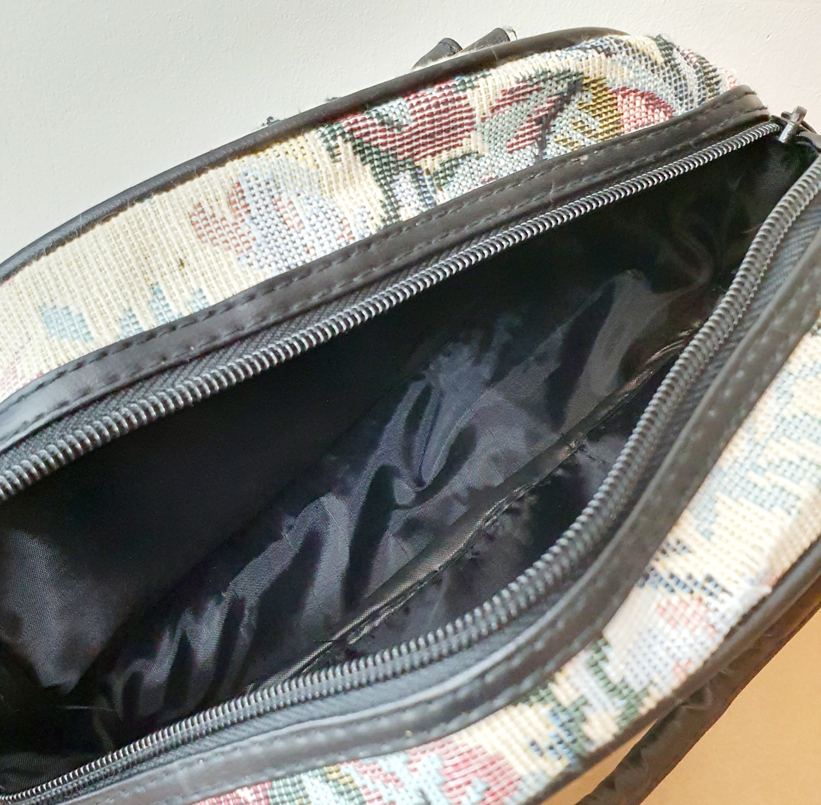Gobelin-patterned small bag from the 90s