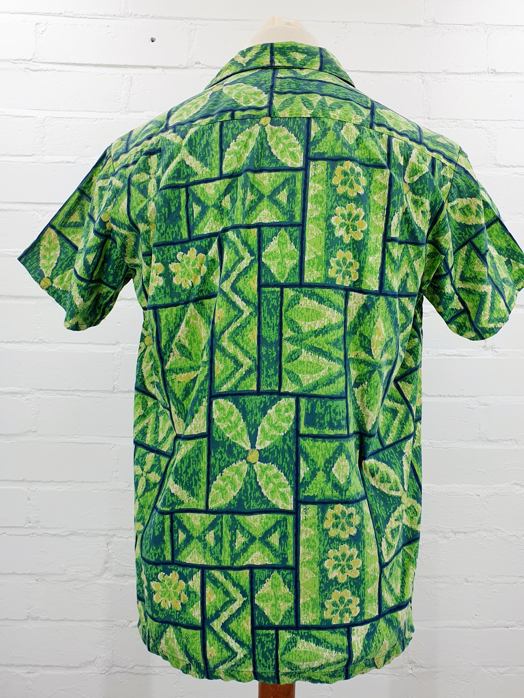 Ui-Maikai, aito miesten vintage hawaii-paita 1960-luvulta, vihreän sävyinen graafinen kuviointi, kuva selkäpuolelta