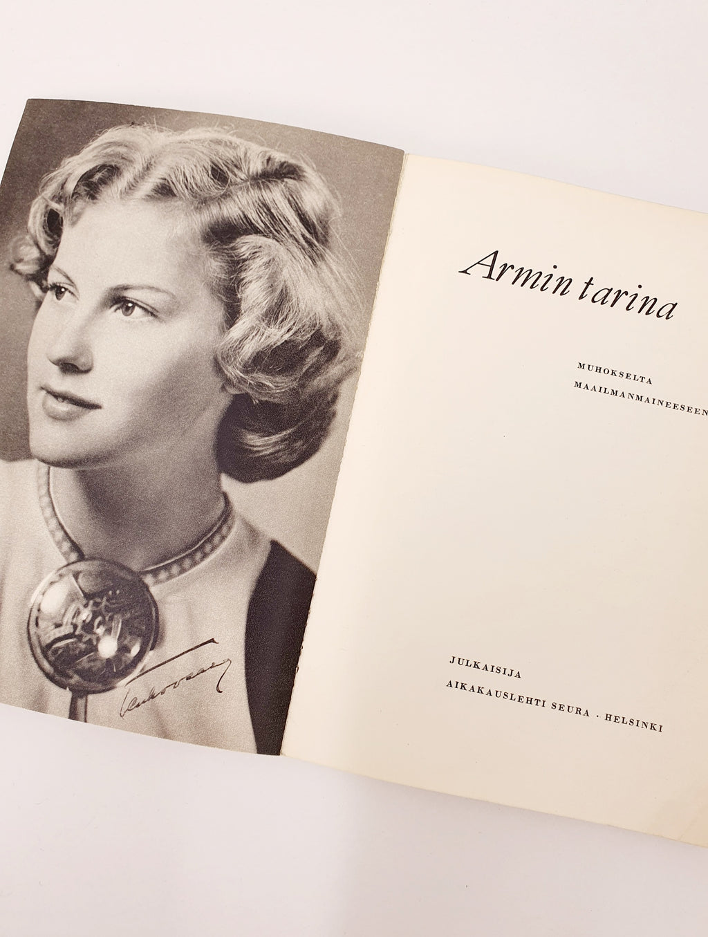Keräilykirja, Armi Kuuselan tarina, pehmeäkantinen elämäntarina-kirja v.1962, kuva sisältä
