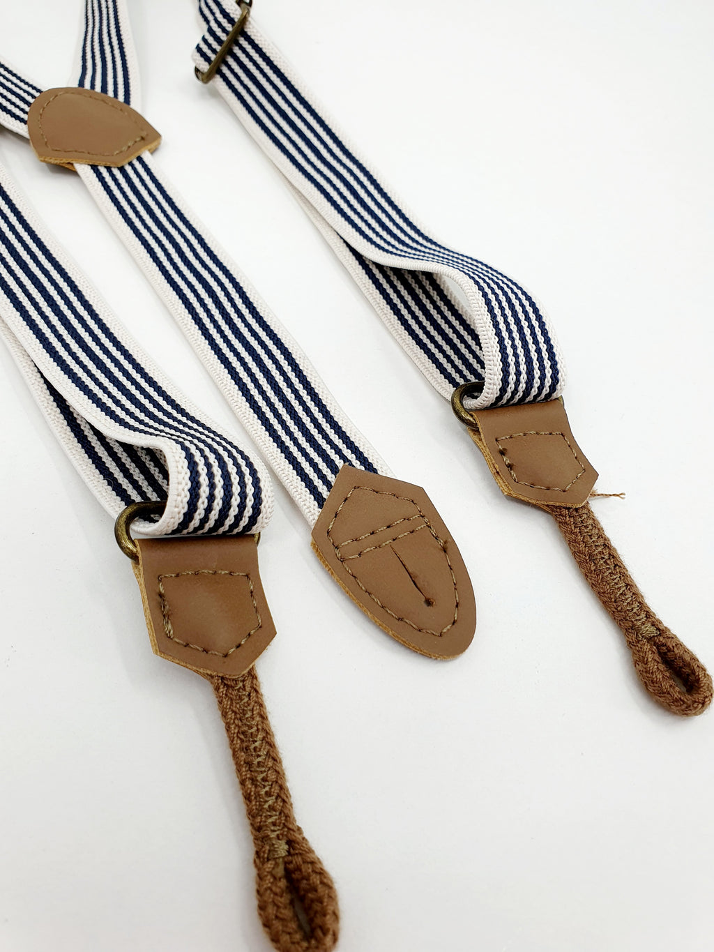 Vintageolkaimet nappikiinnityksellä lähikuva