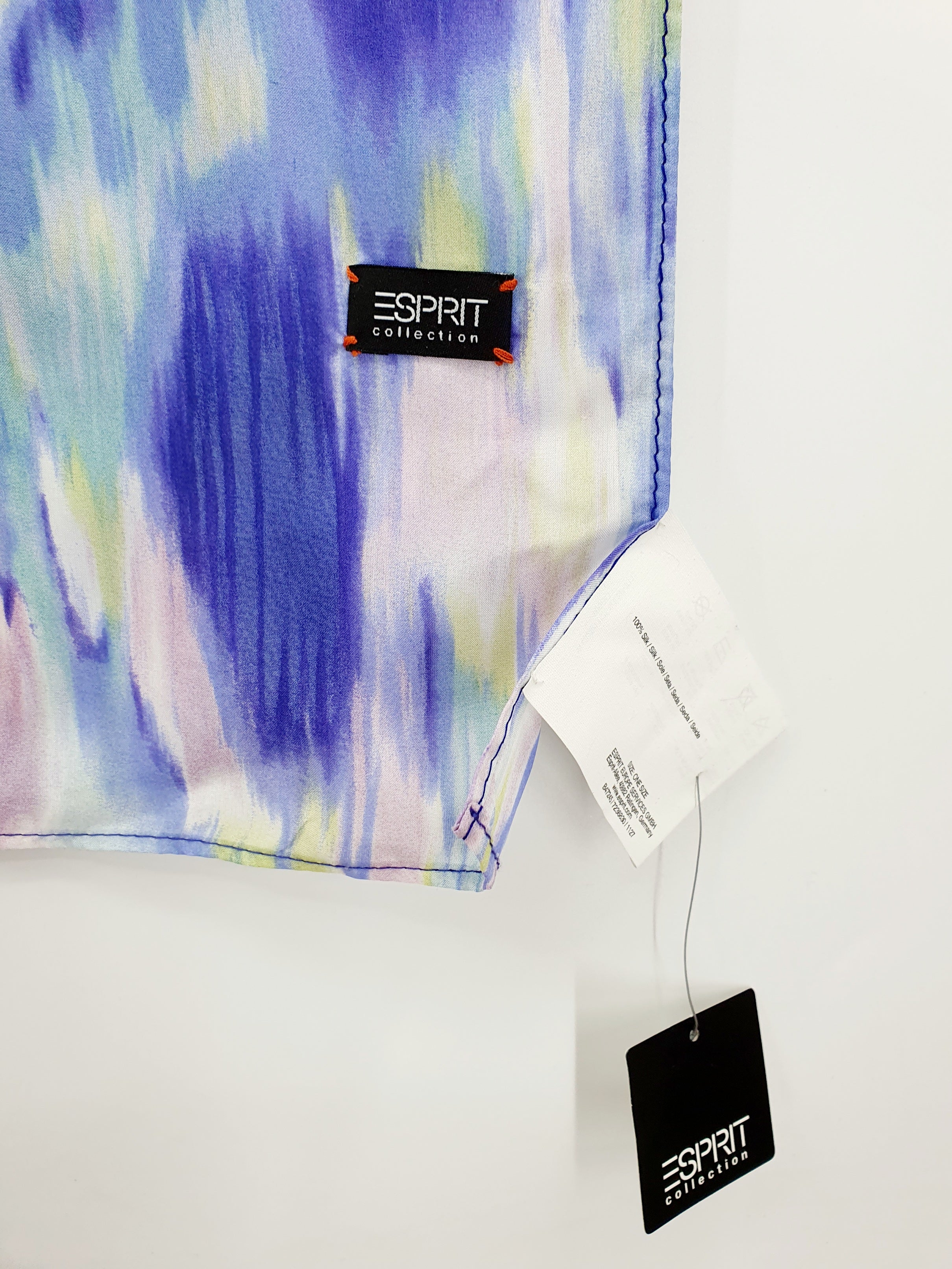 Esprit pastellinsävyinen silkkihuivi, pitkänmallinen secondhand huivi, kuva tuotelapusta