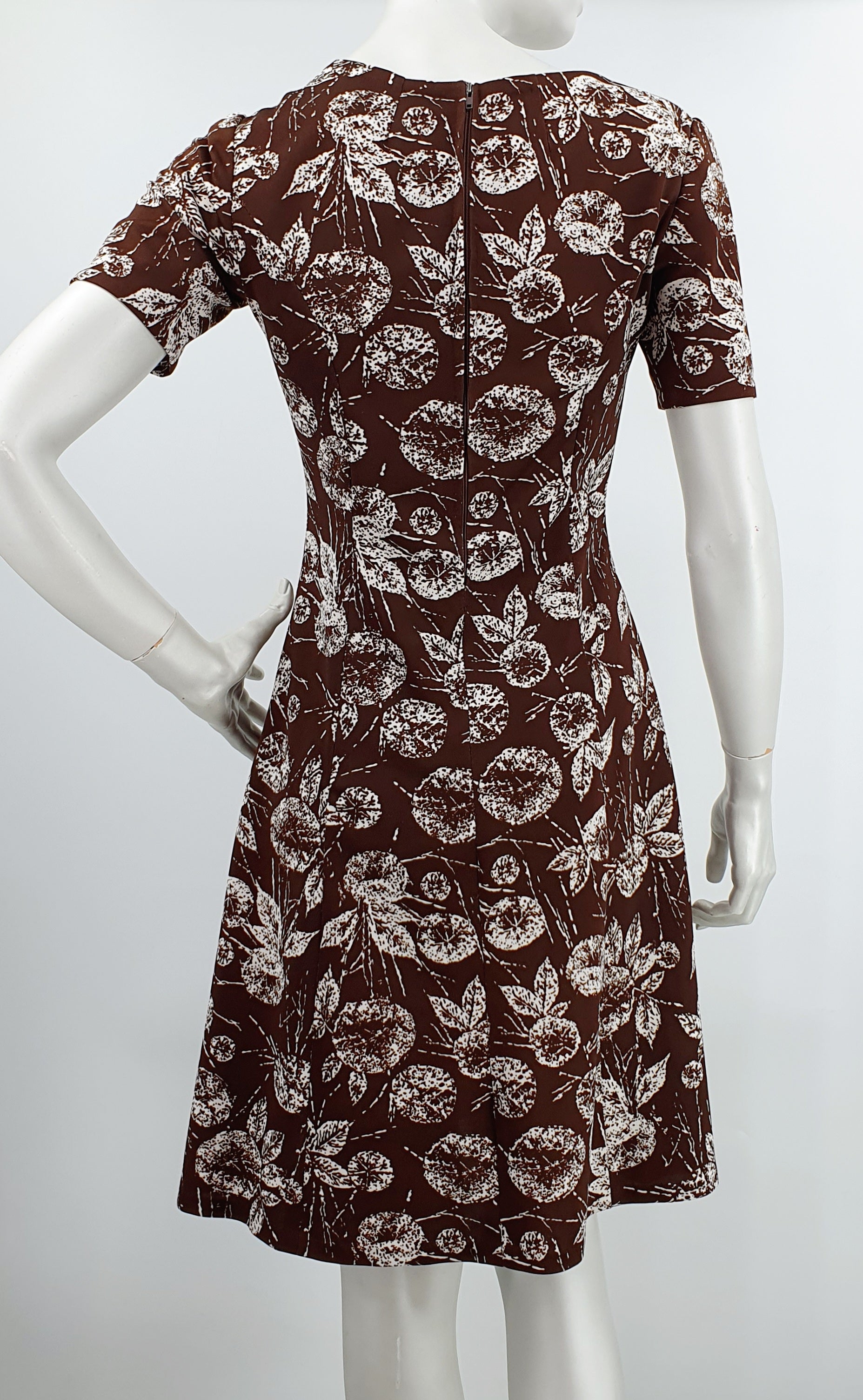 Wide-hemmed short-sleeved dress from the 70s, size 36