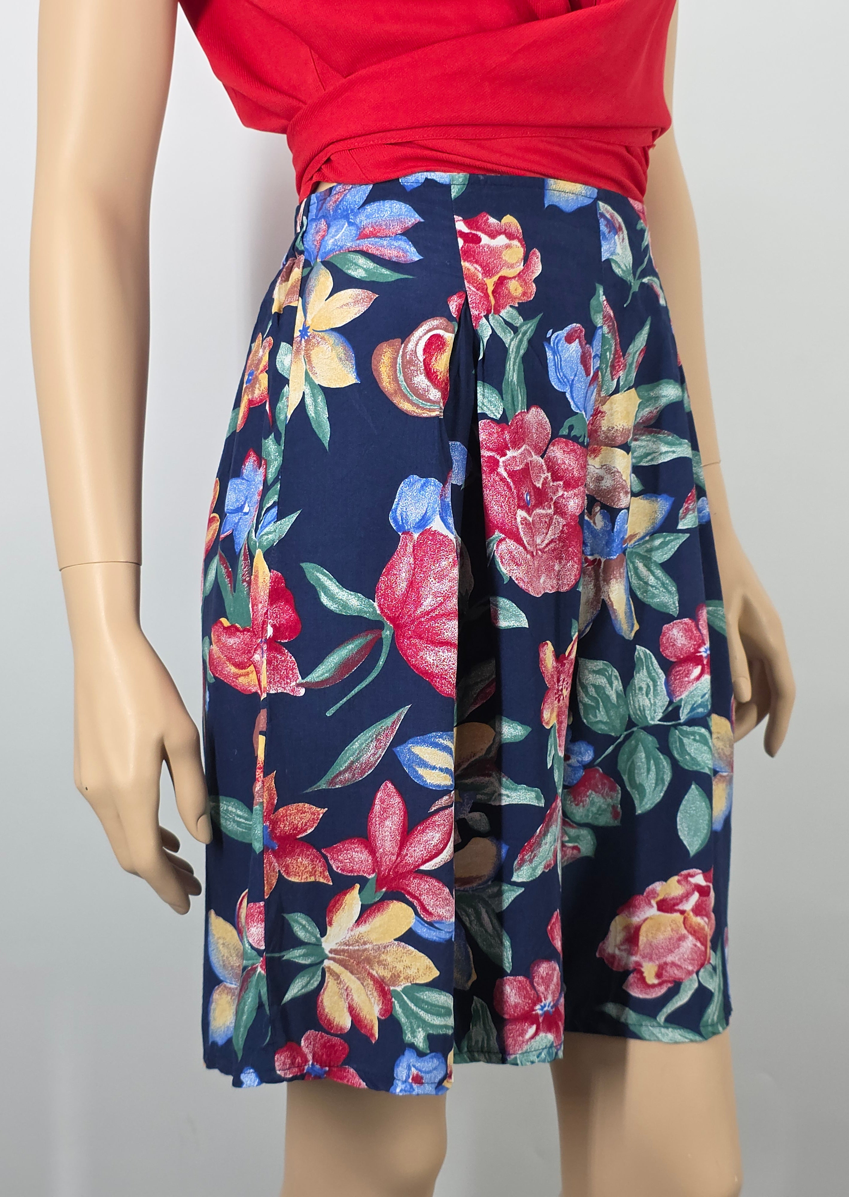 Beretti, floral viscose shorts from the 90s, waist 75-85cm, size 38-40