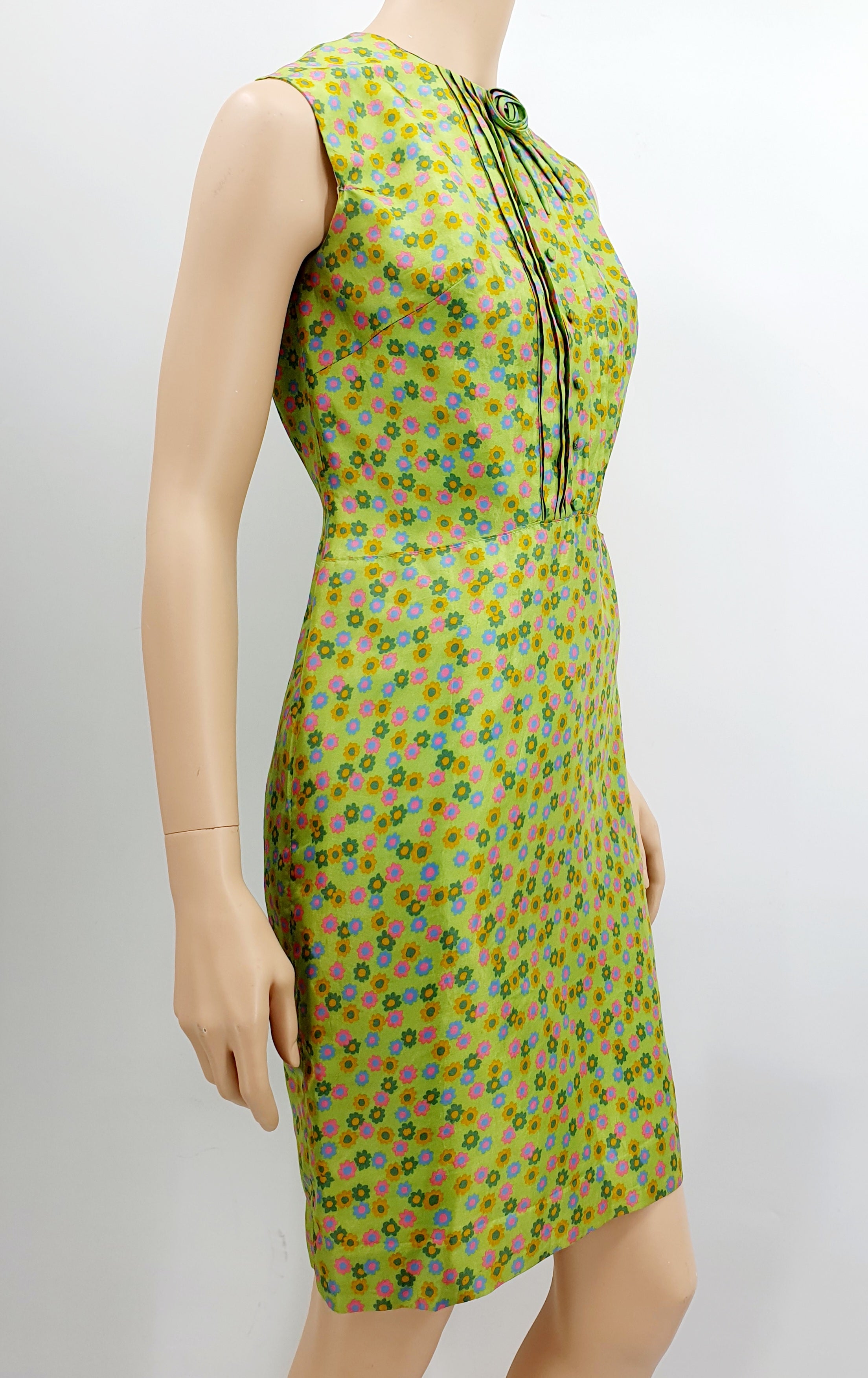 Hihaton juhlamekko-kesämekko 60-luku, limenvihreä-kukkakuvio, kuva sivulta