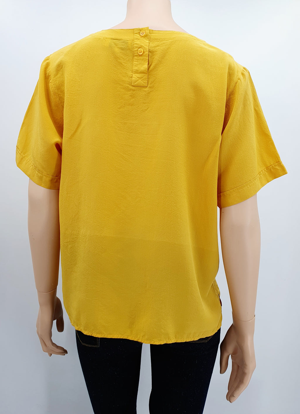 Luonnonvalkoinen miesten vintage silkkipaita 1990-luvulta, lyhythihainen, kuva selkäpuolelta