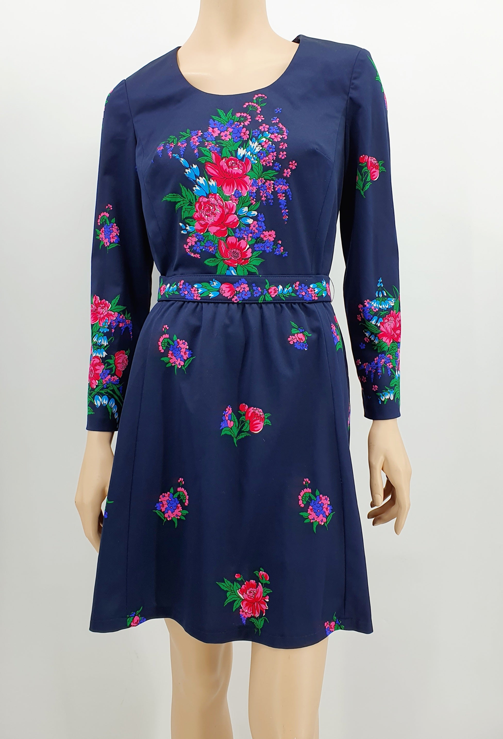 Tummansininen retromekko kukkakuvioilla, 70-luku