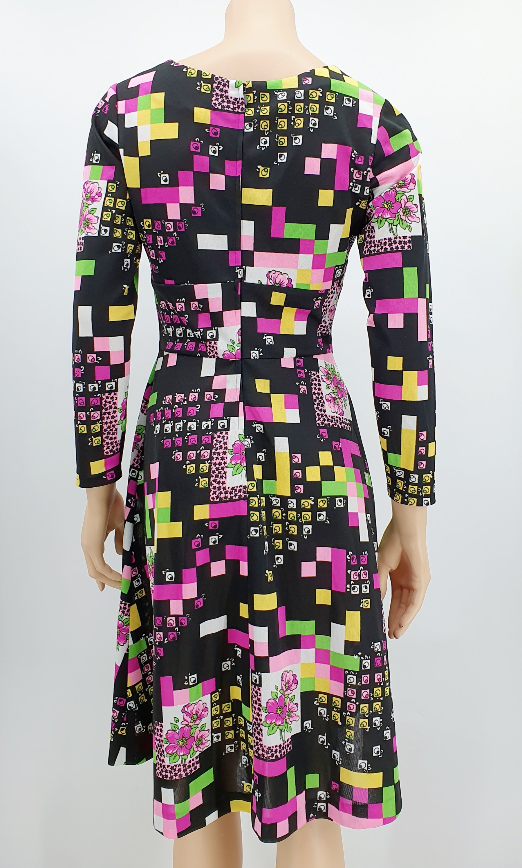 Värikäs retromekko 70-luvulta pitkähihainen Kuva selkäpuolelta