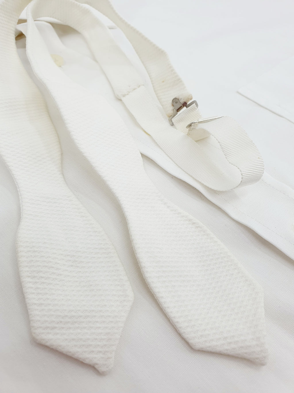 Itsesolmittava miesten valkoinen rusetti