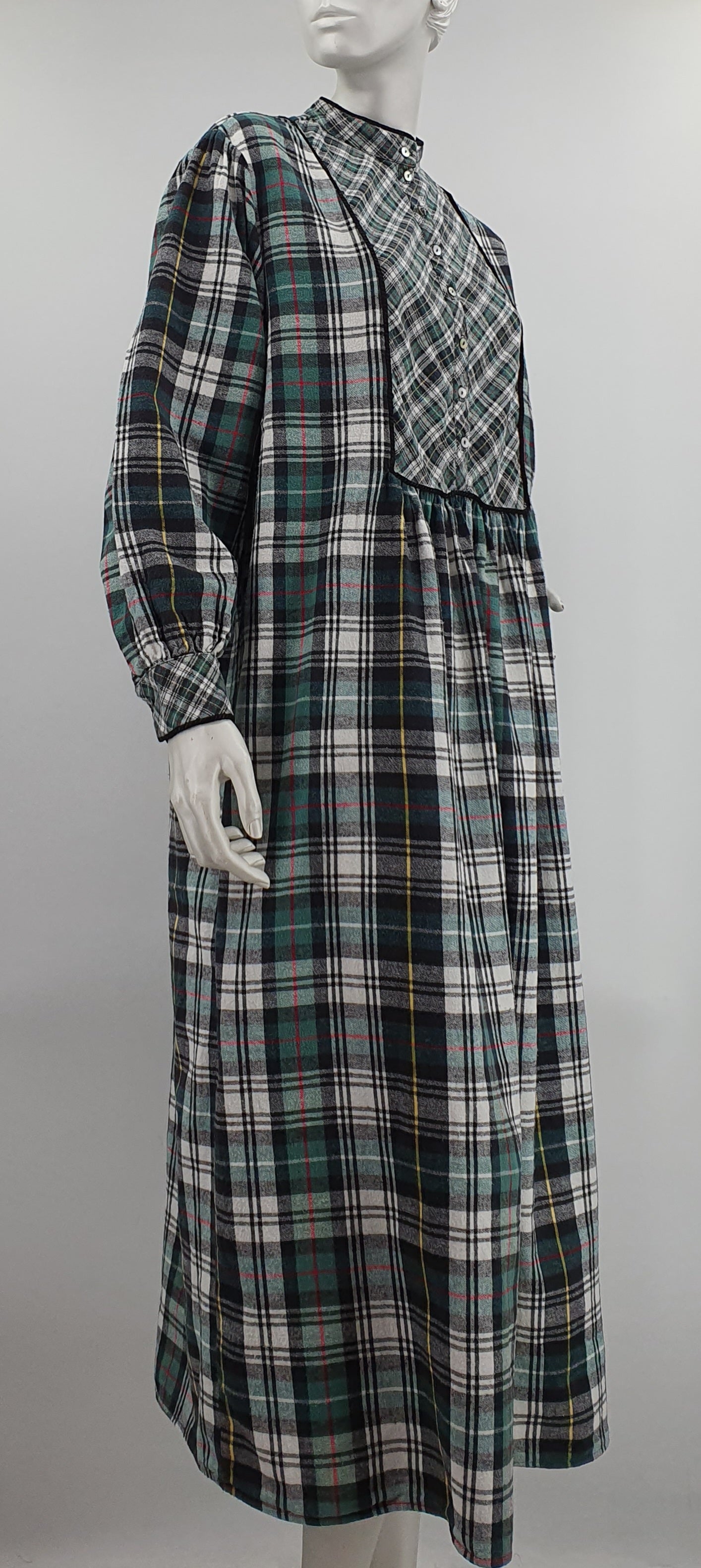 Eileen West plaid flannel dress or home outfit from the 90s, size 42