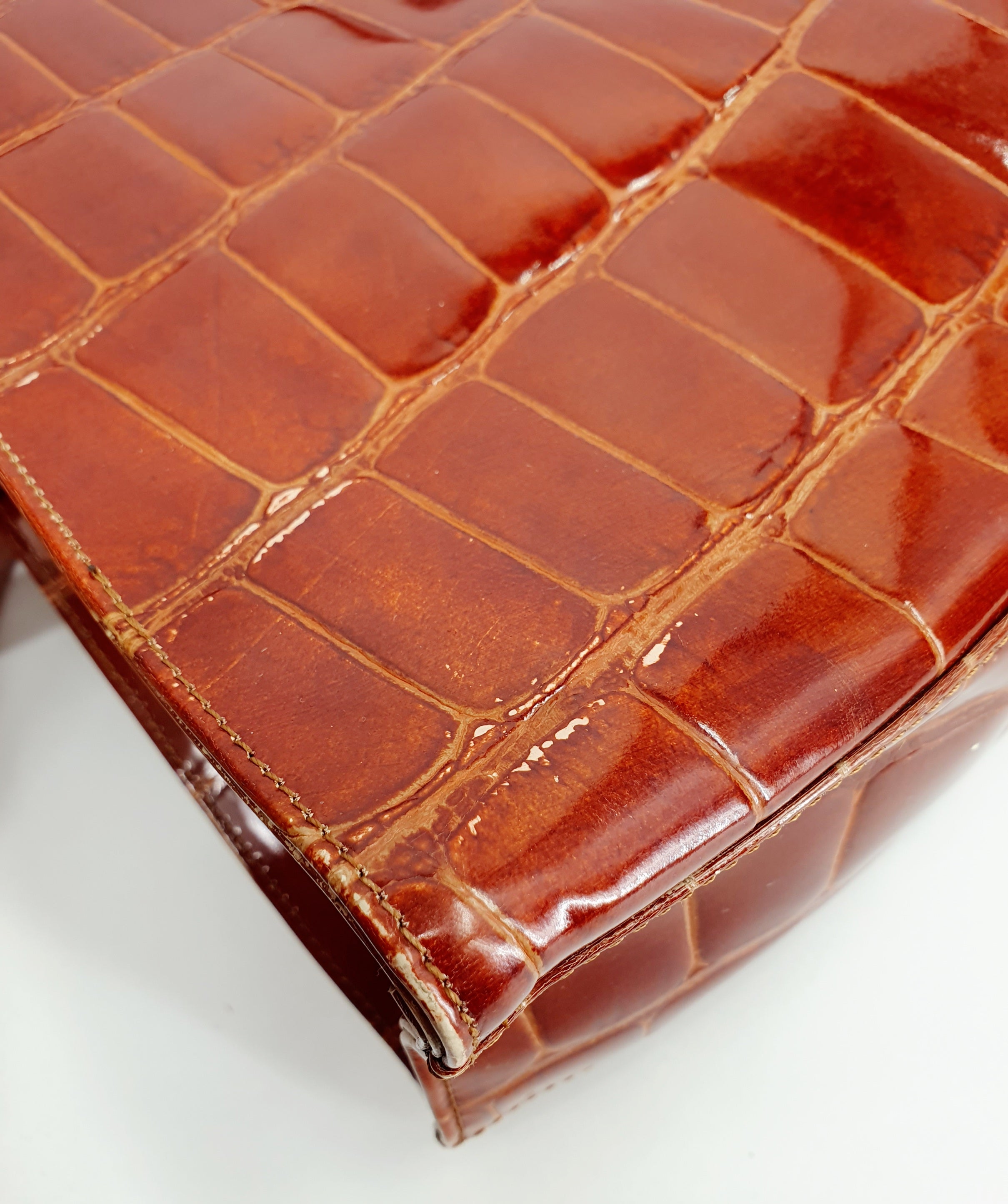 Matelijakuvioinen shopper bag 90-luvulta, väri oranssinruskea, kuva kulmasta