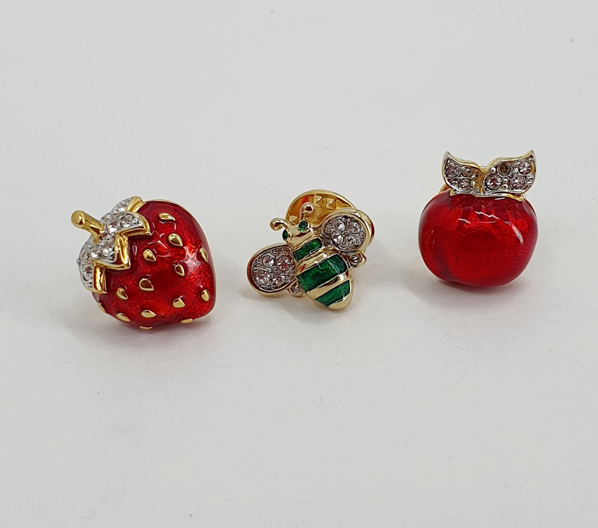 Cabouchon pins, three types, apple/strawberry/wasp