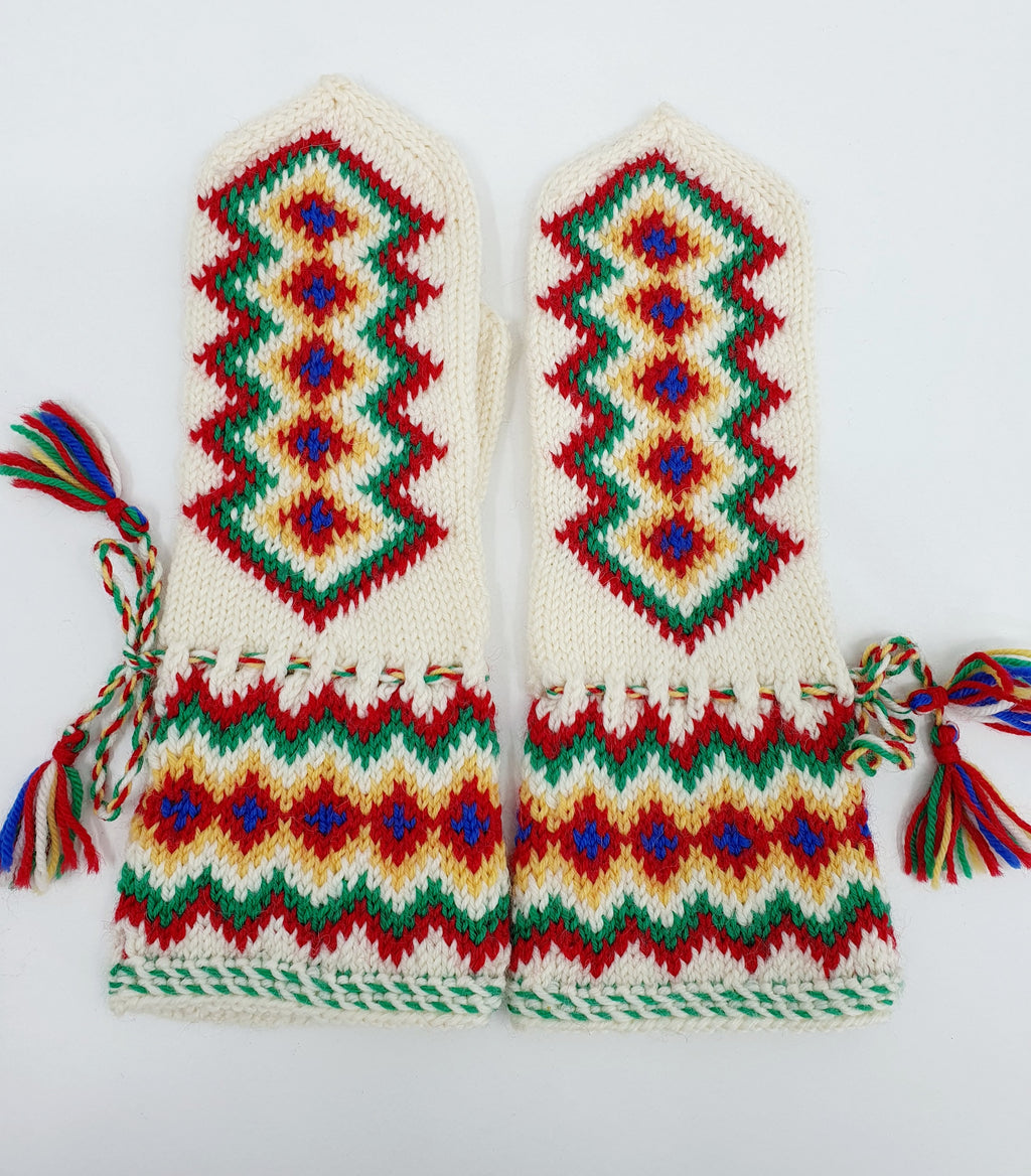 Käsinneulotut villalapaset