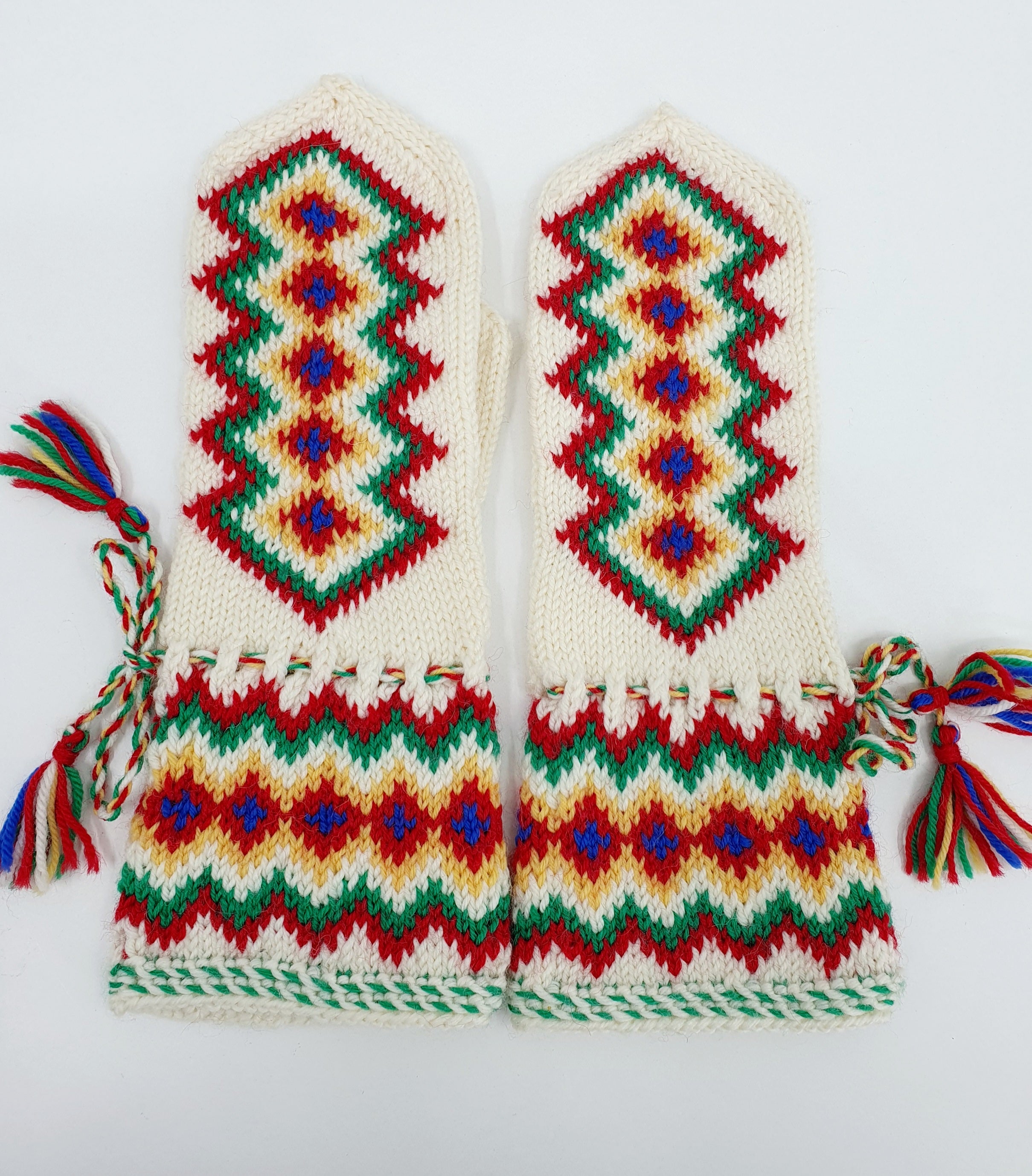 Käsinneulotut villalapaset