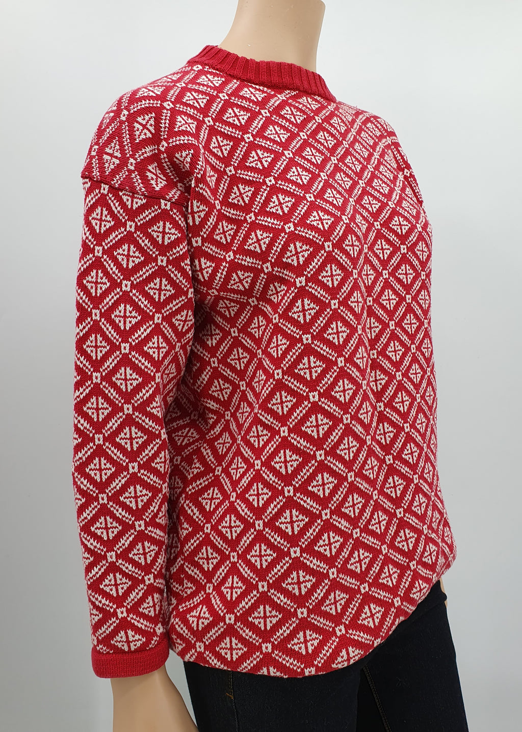 Punavalkoinen puuvillaneule 90-luvulta koko 36-38 sivusta kuvattuna