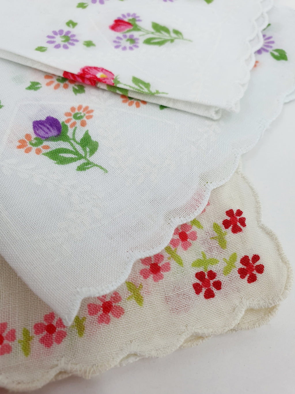 Pienet vintage kangasliinat, nenäliinat, 3kpl, 1980-luvulta, lähikuva reunasta