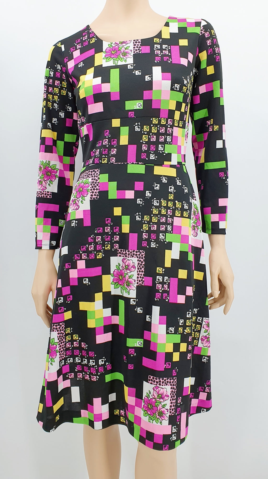 Värikäs retromekko 70-luvulta pitkähihainen