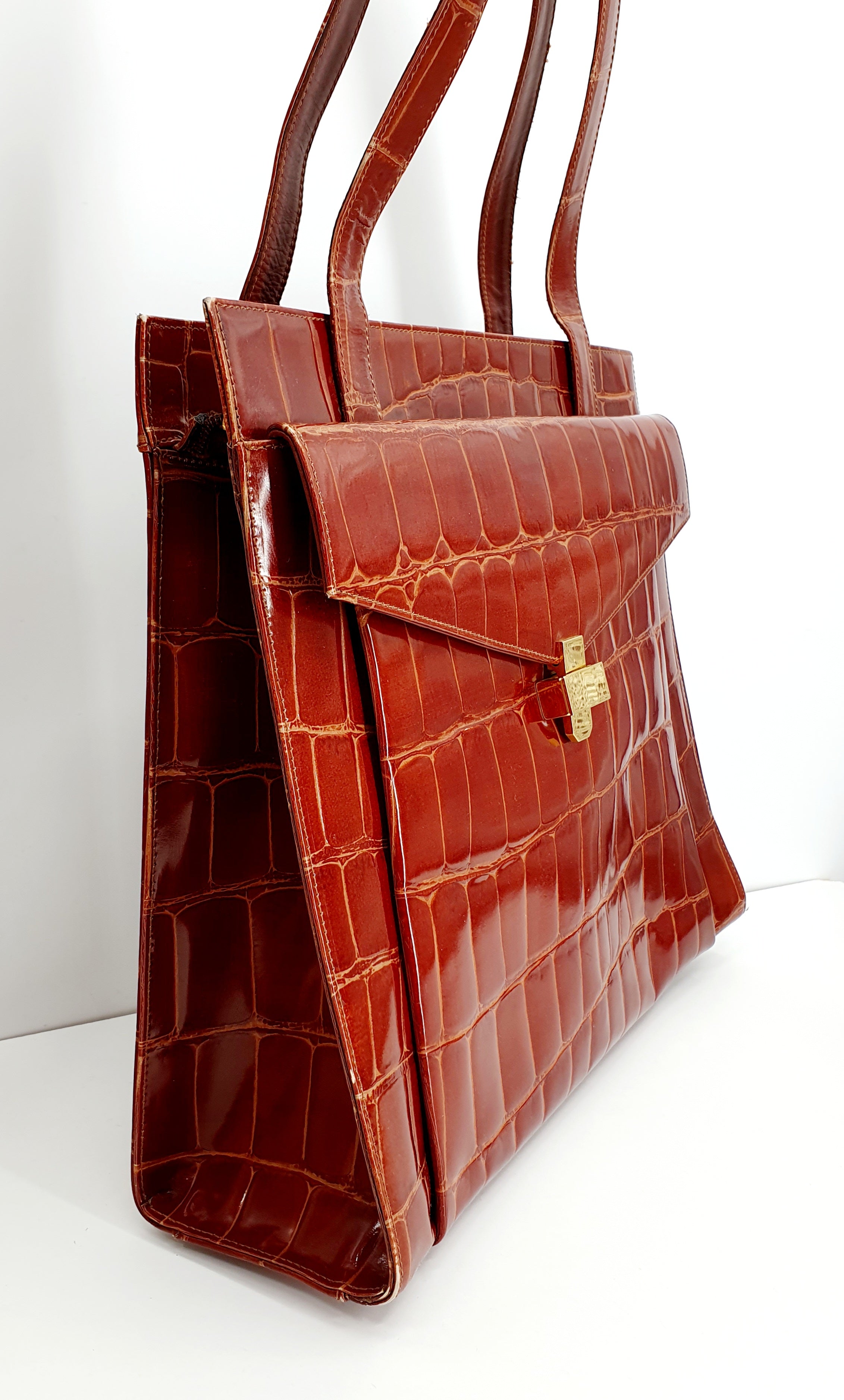 Matelijakuvioinen shopper bag 90-luvulta, väri oranssinruskea, kuva sivulta