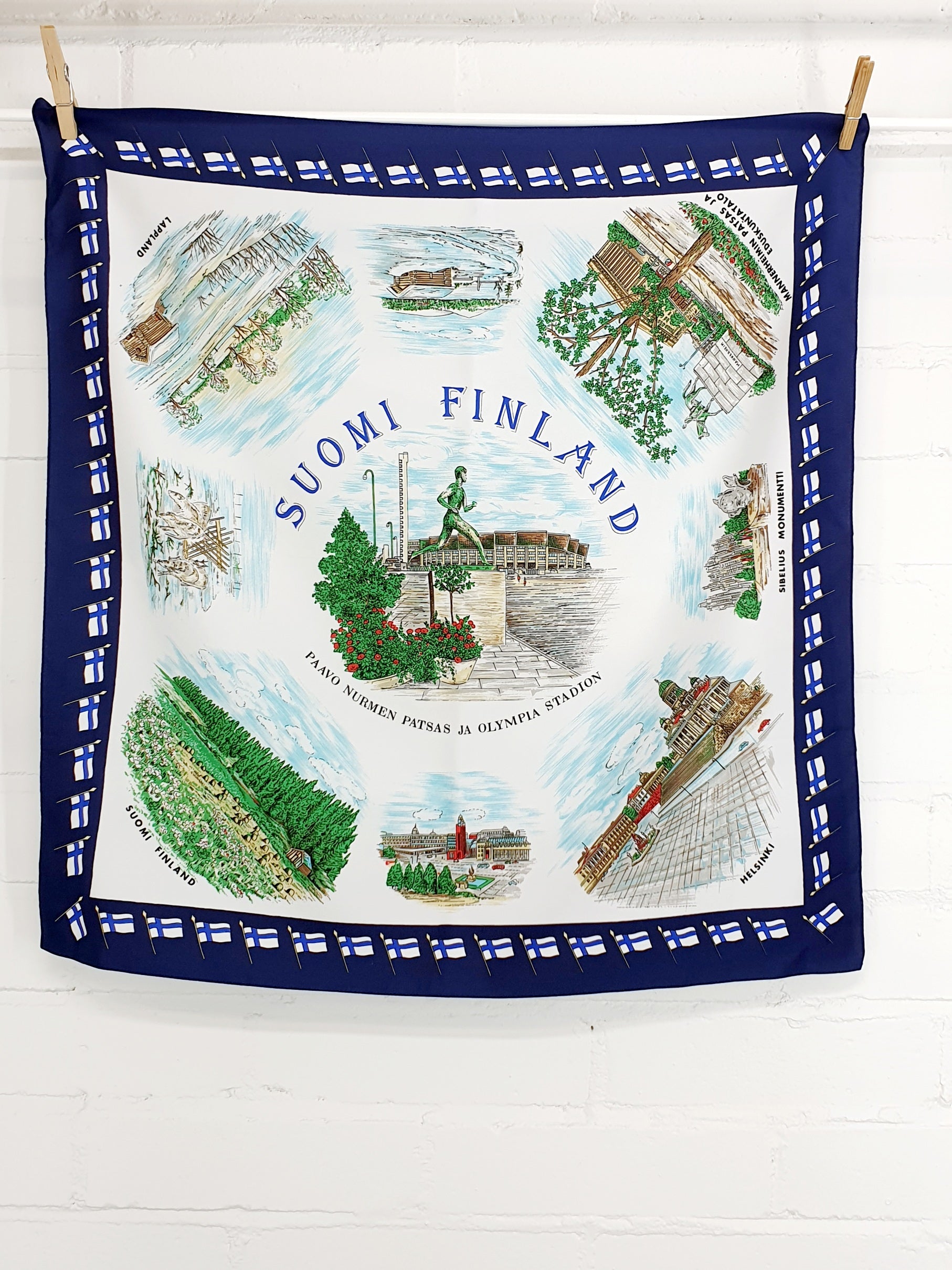 Suomi-aiheinen vintagehuivi 1980-90-luvulta, koko 65x65cm, huivi levitettynä