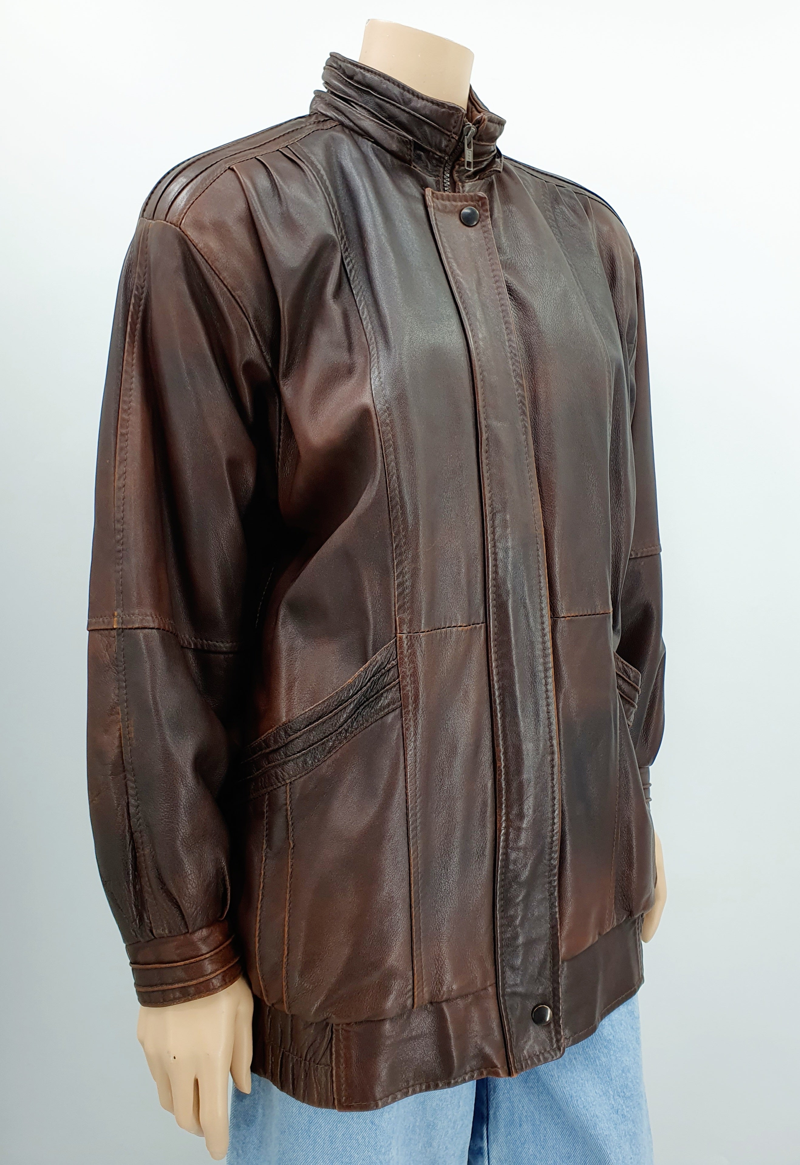 Tummanruskea hupullinen nahkatakki 80-luvulta, kuva ilman huppua