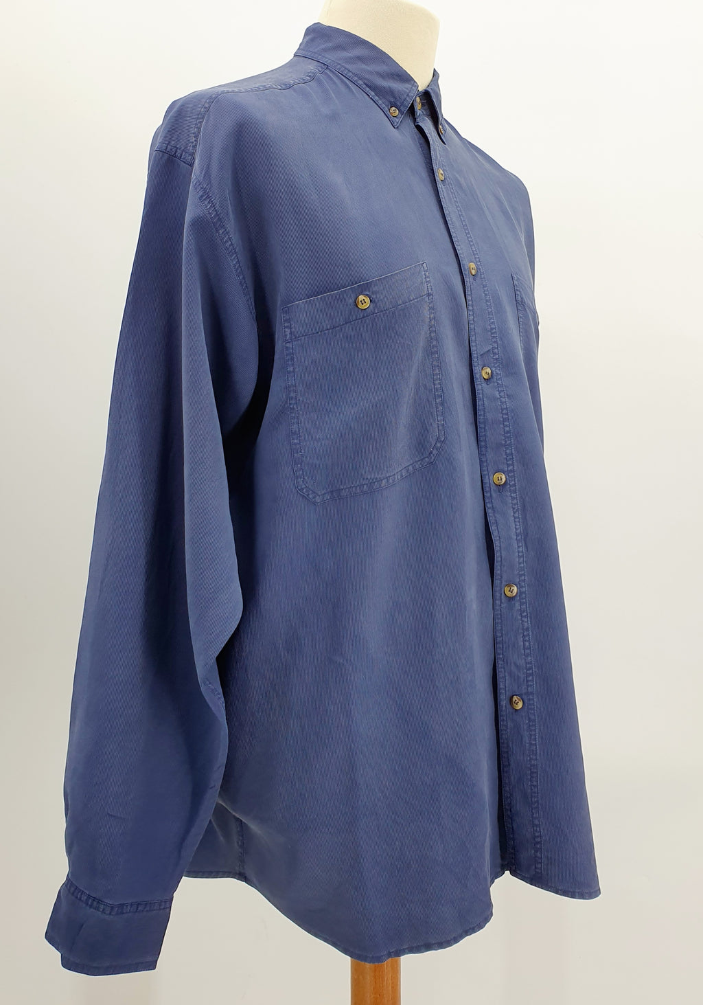 Farkunsininen miesten vintage silkkipaita, 90-luku, kuva sivulta