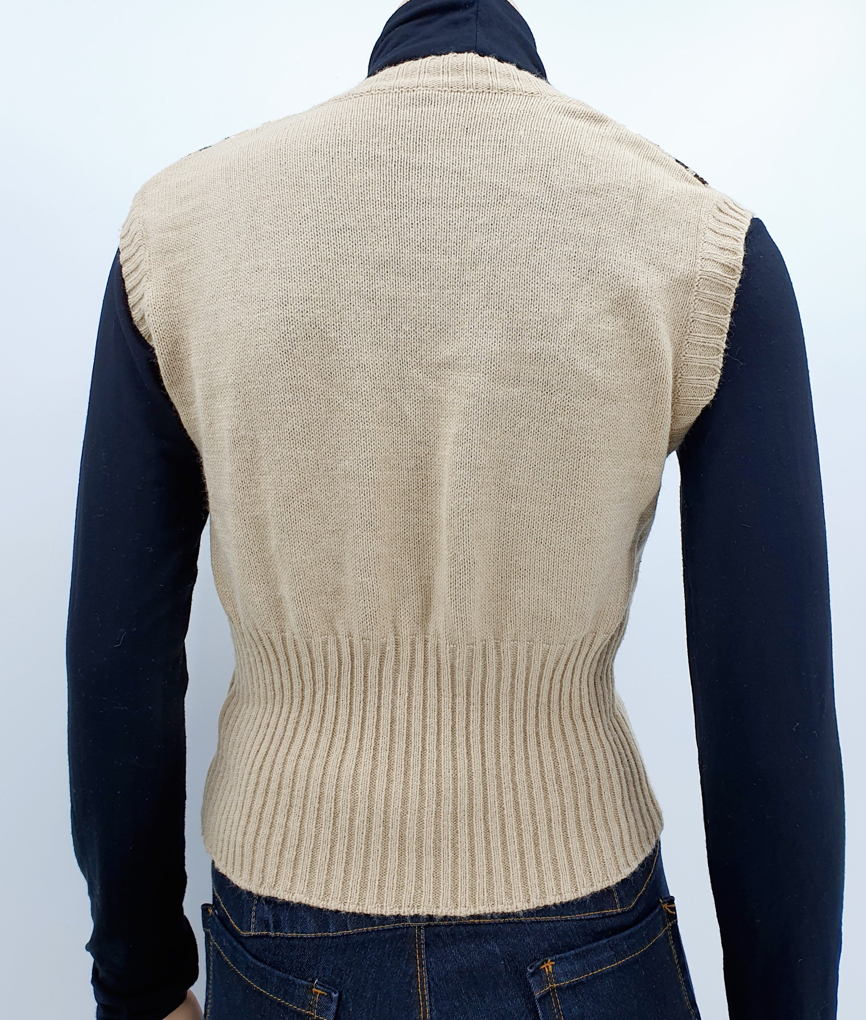 Retro neuleliivi 70-luvulta väri beige-ruskea V-kaulus Kuva takaa