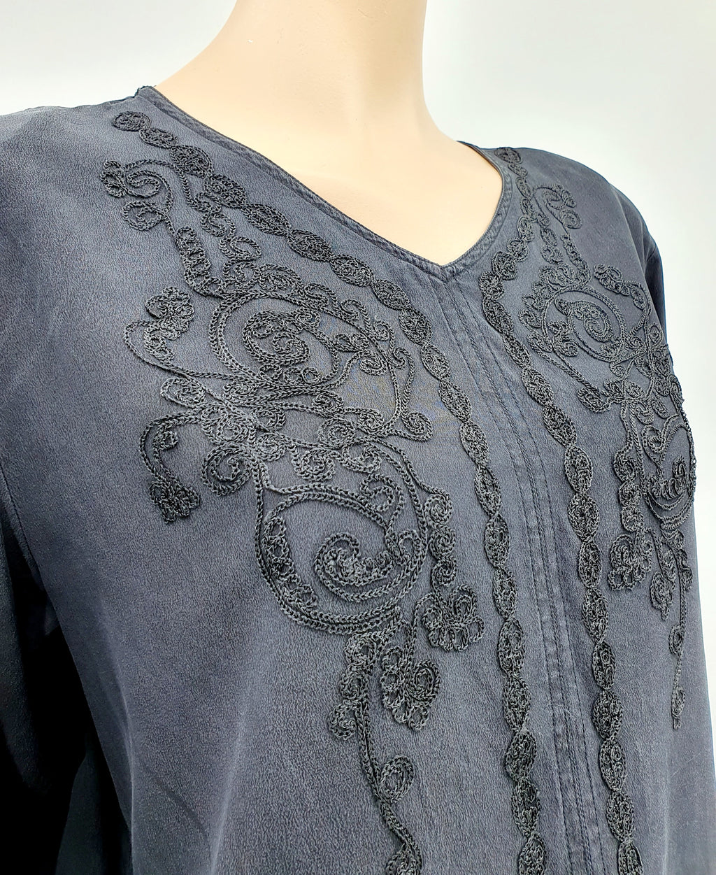 Musta brodeerattu vintage silkkipaita, 90-luku, kuva brodeerauksesta