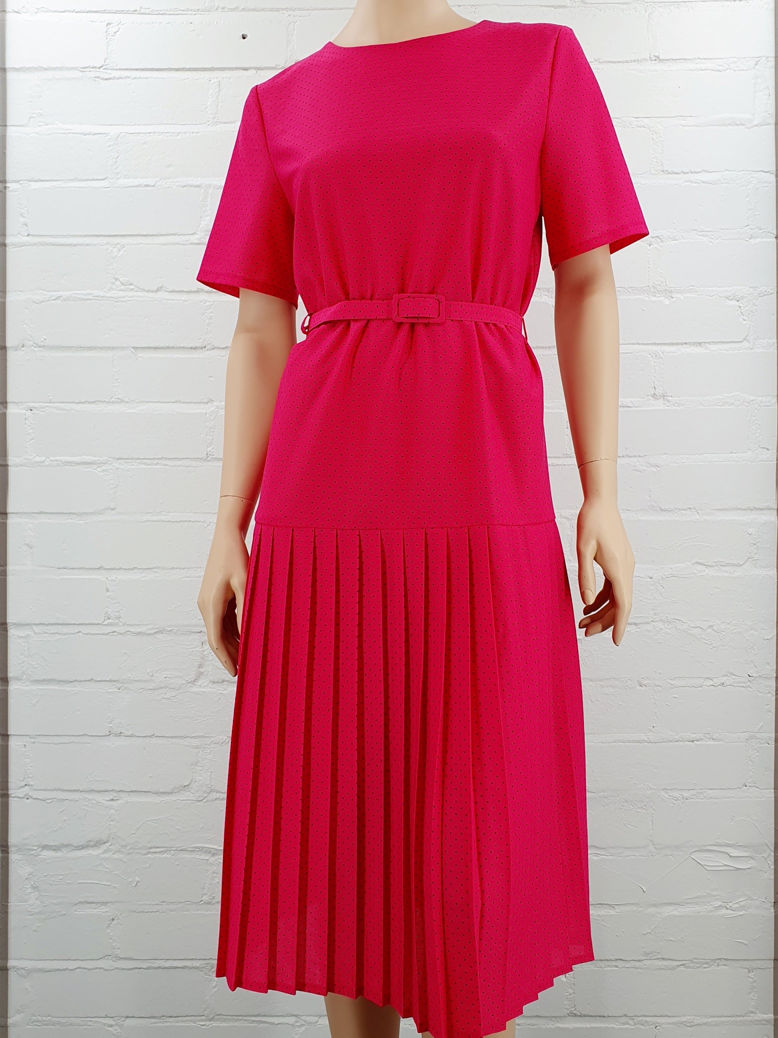 Pinkin värinen vintage mekko 80-luvulta, vekkihelma