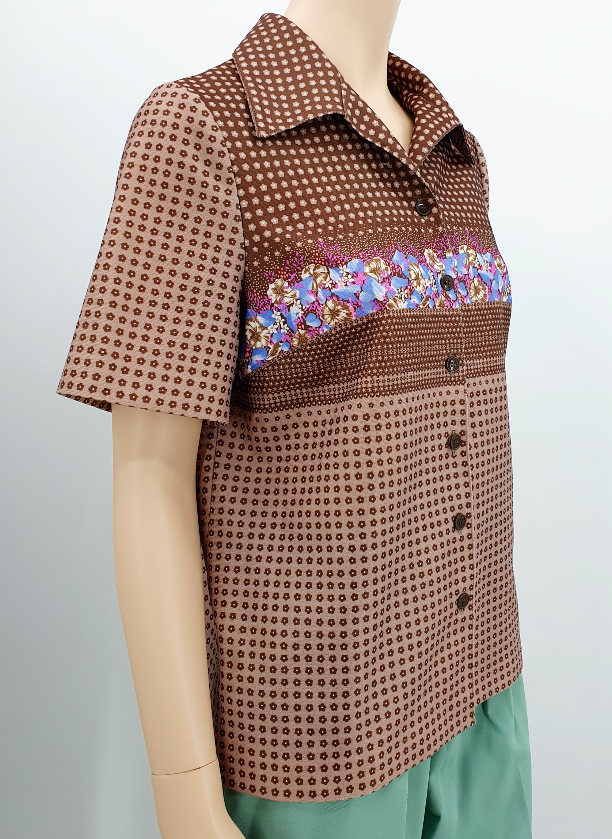 Ruskeansävyinen retropaita 70-luvulta, lyhythihainen, kuva sivulta