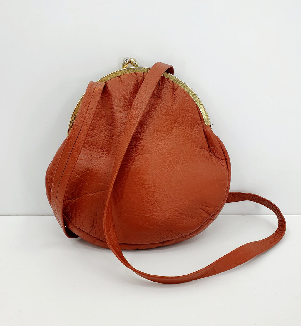 Pörssimallinen olkalaukku, aitoa nahkaa