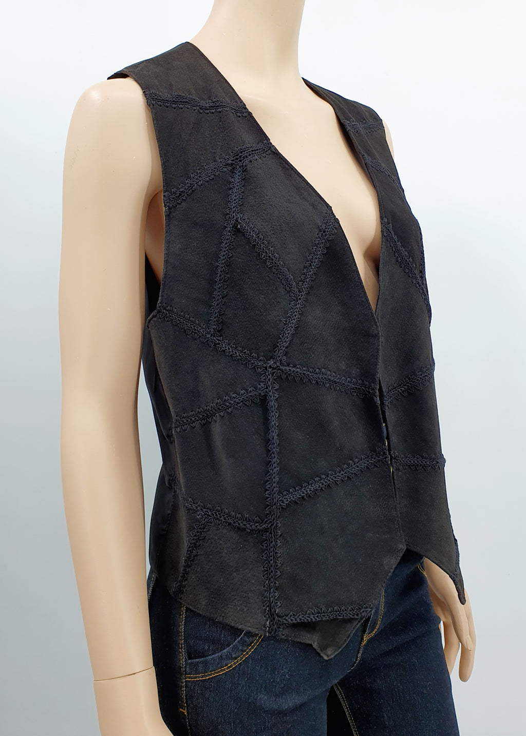 Musta mokkanahkapala liivi 90-luvulta, kuva sivulta