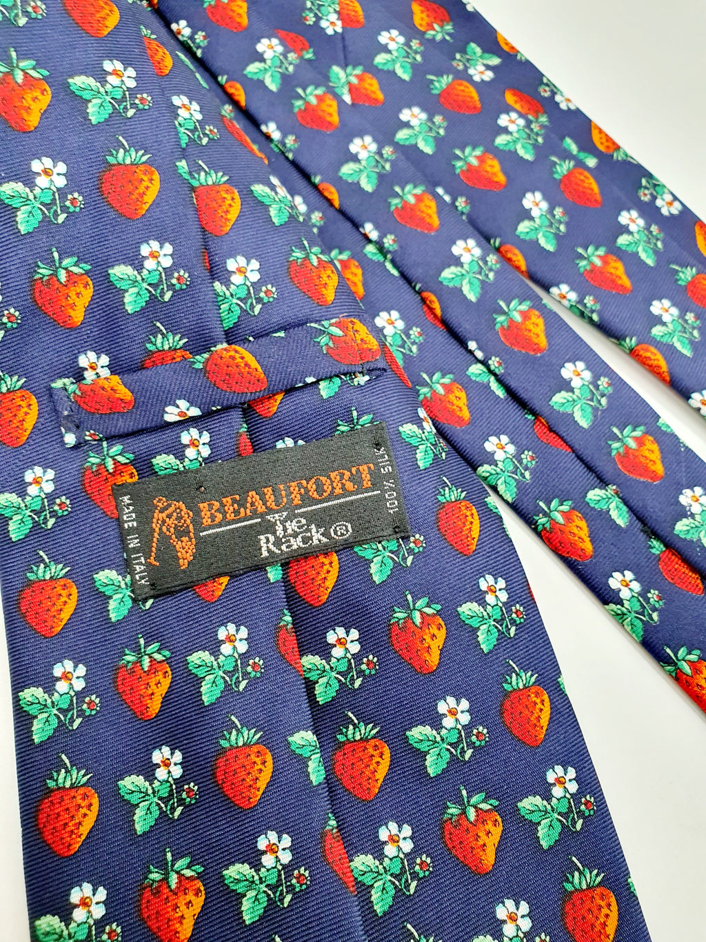 Tie Rack, mansikkakuvioinen silkkikravatti, kuva logosta