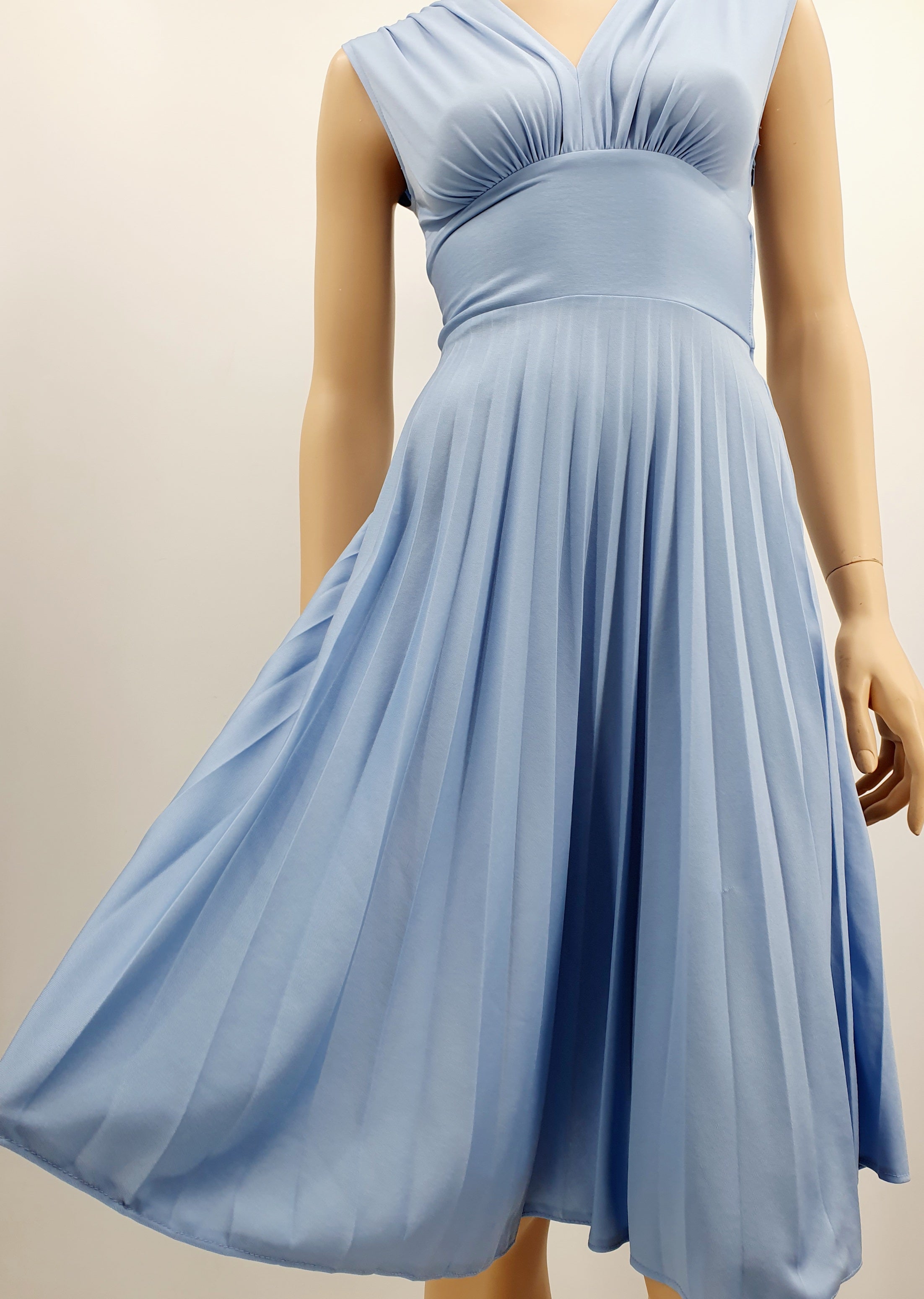 Vaaleansininen juhlamekko 80-luvulta, The Subway dress-tyylinen hihaton mekko, kuva helmasta