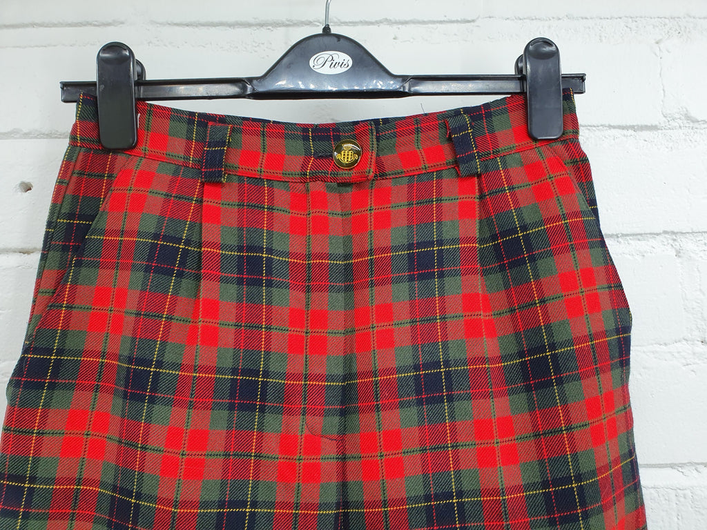 Skottiruutuiset vintagehousut 80-luvulta, kuva vyötäröstä