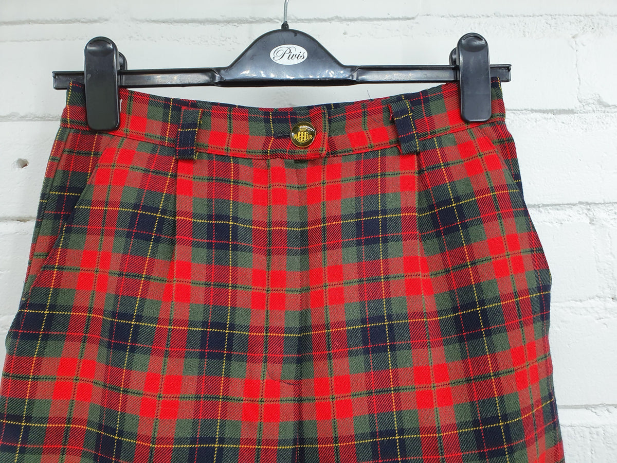 Skottiruutuiset vintagehousut 80-luvulta, kuva vyötäröstä