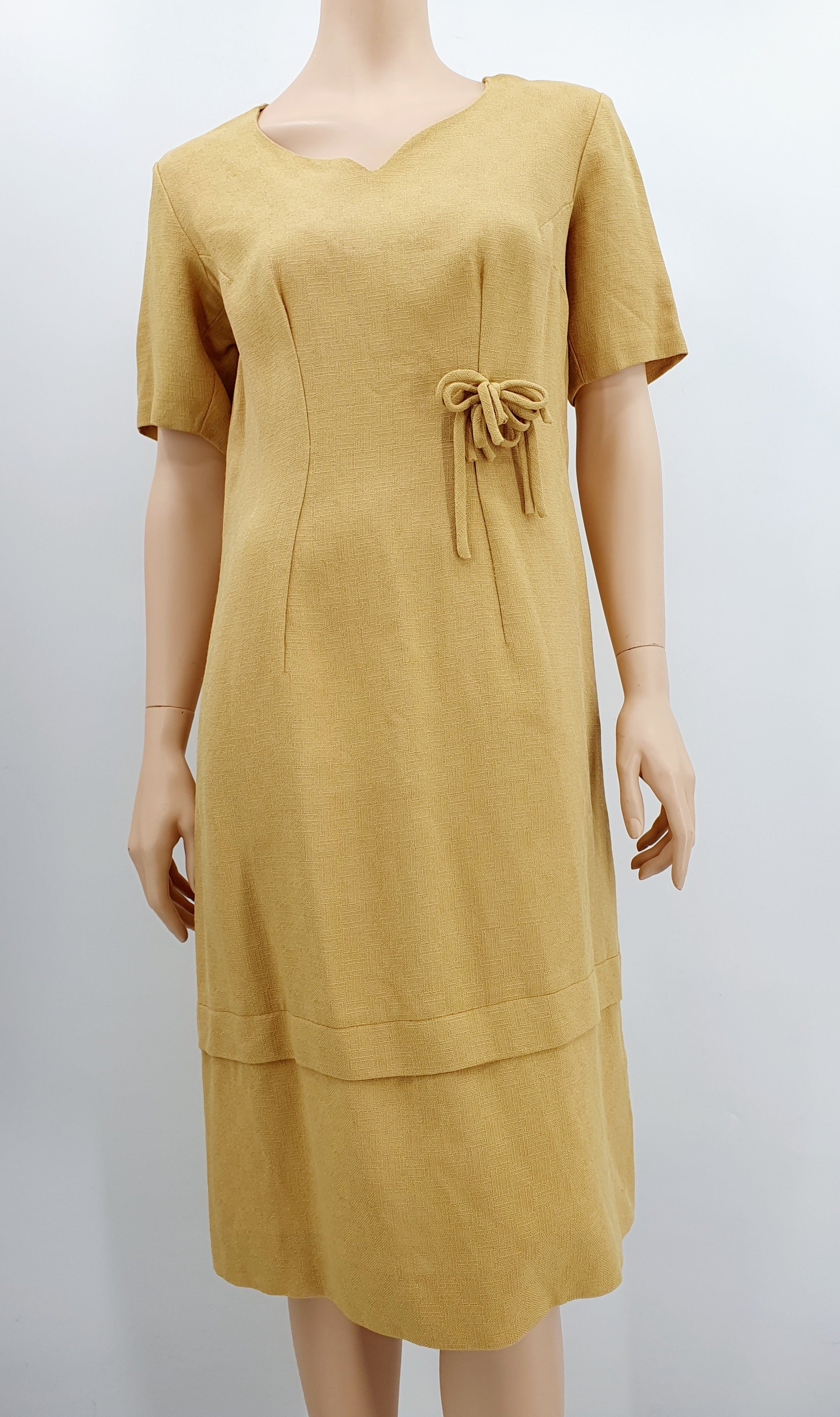 Sinapinkeltainen juhlamekko 1950-luvulta