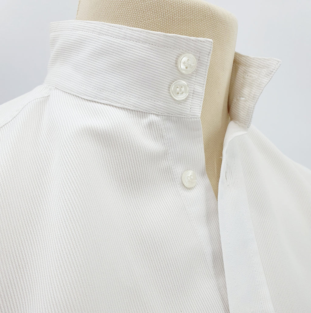 Miesten valkoinen juhlapaita pystykauluksella, 90-luku, kuva kauluksesta