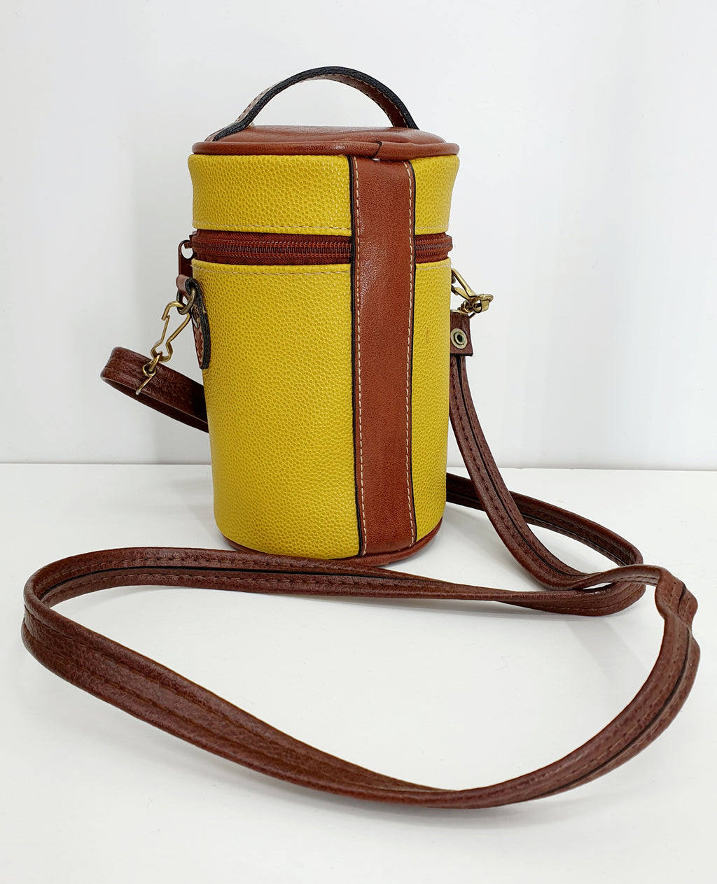 Matelijakuvioinen shopper bag 90-luvulta, väri oranssinruskea, kuva takaa