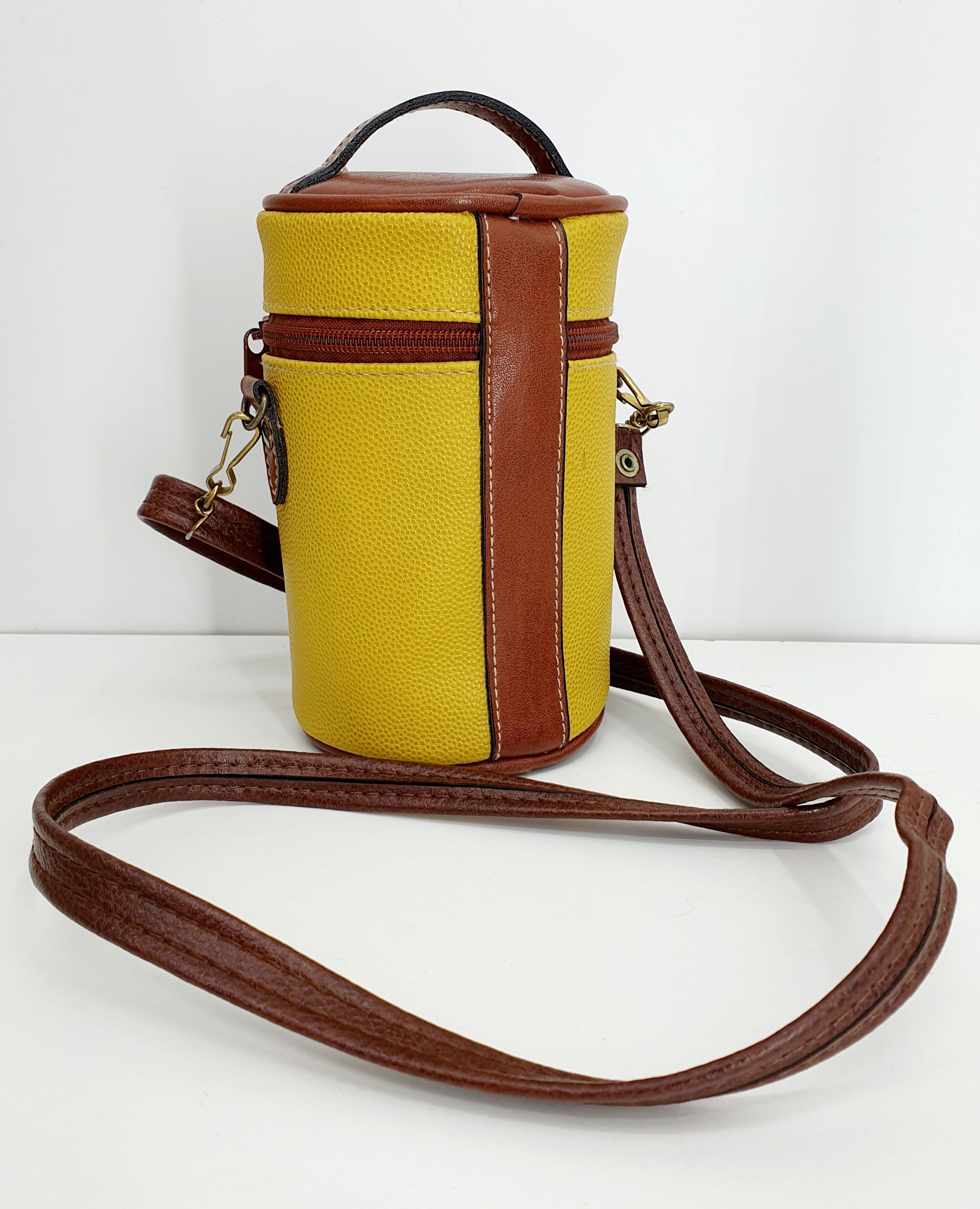 Matelijakuvioinen shopper bag 90-luvulta, väri oranssinruskea, kuva takaa