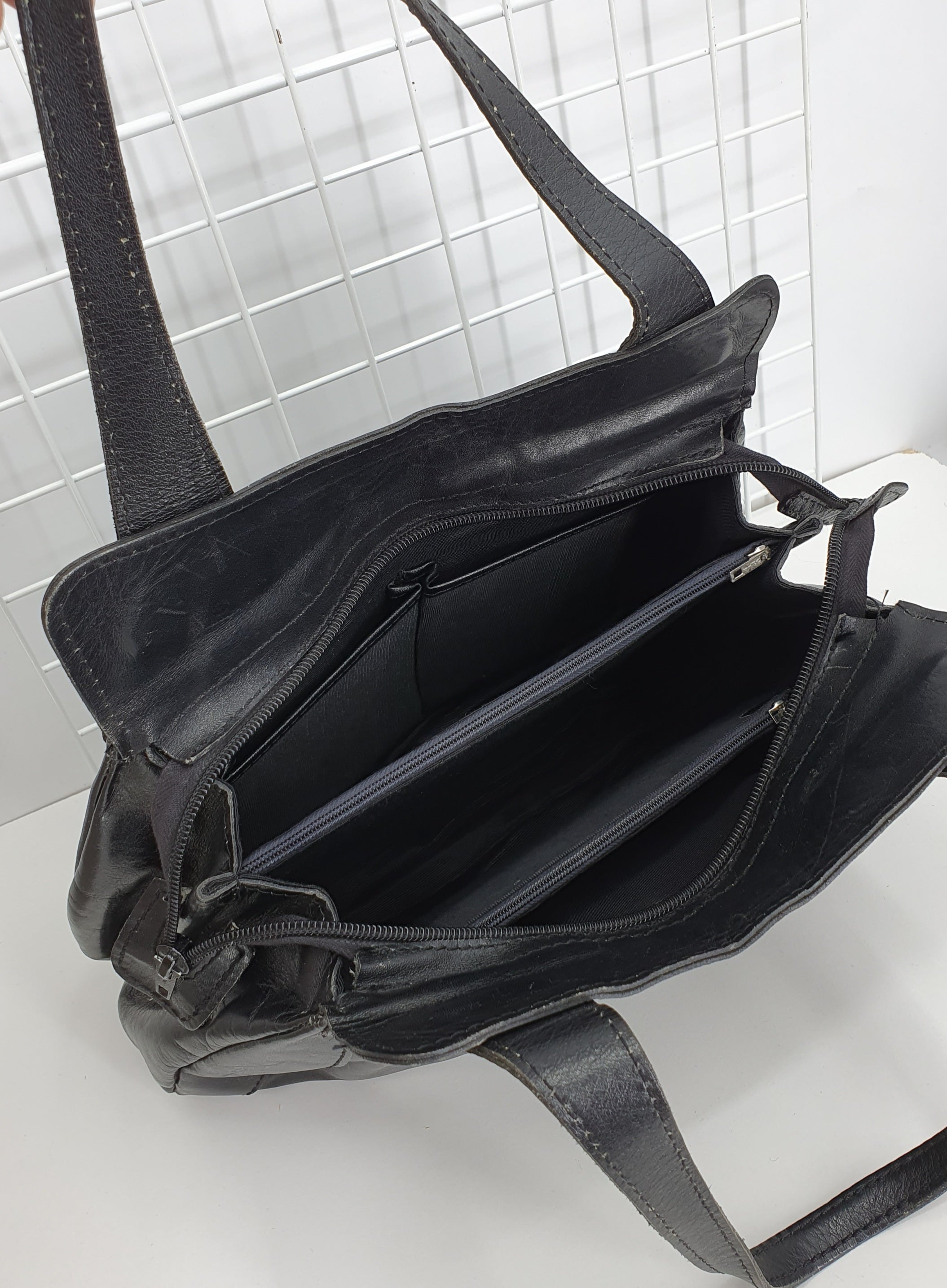 Suomalainen vintage käsilaukku 70-luvulta, musta, kuva sisältä