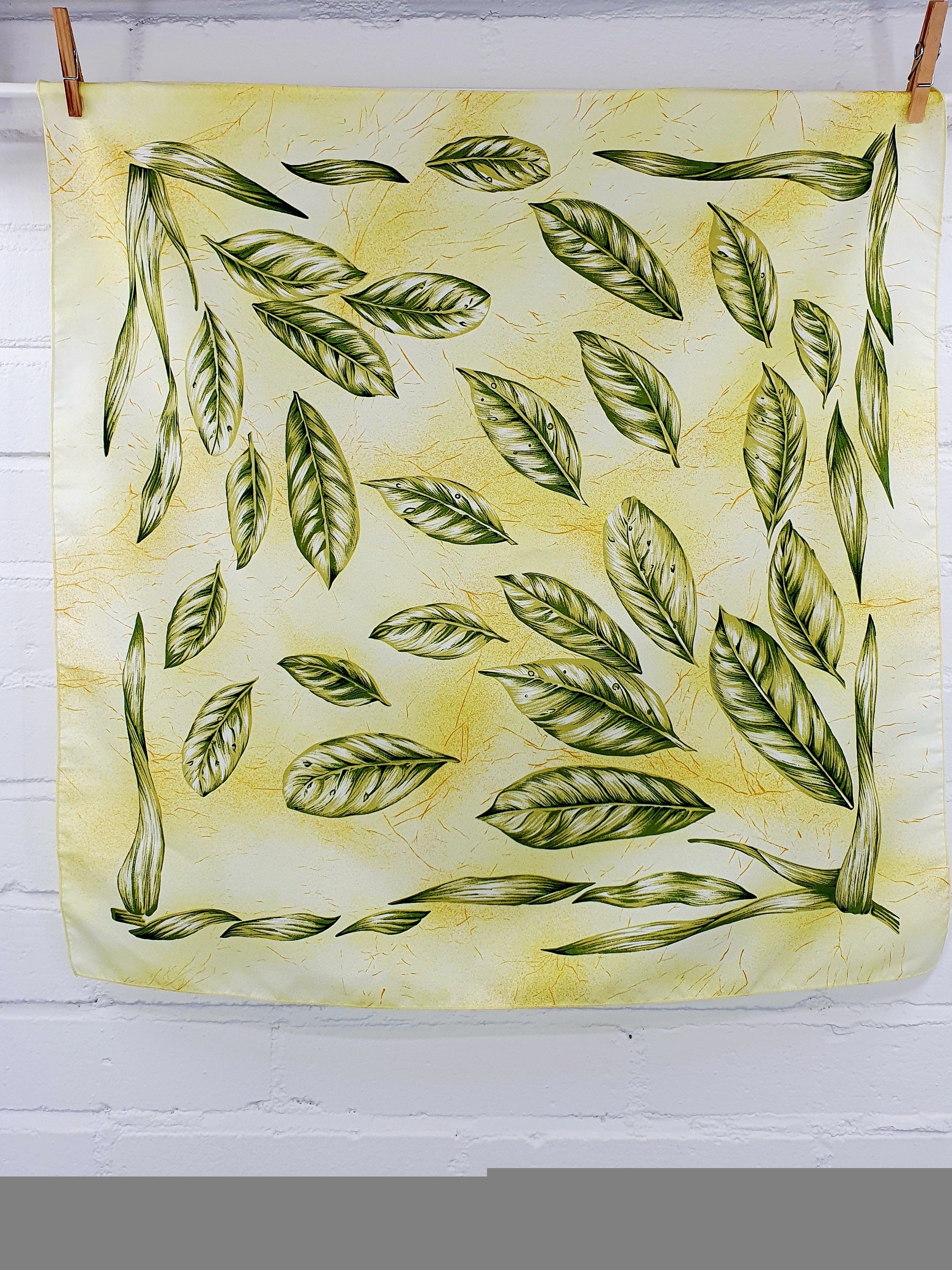 Keltainen vintagehuivi vihreällä lehtikuviolla, koko 68x68cm – 90-luvulta