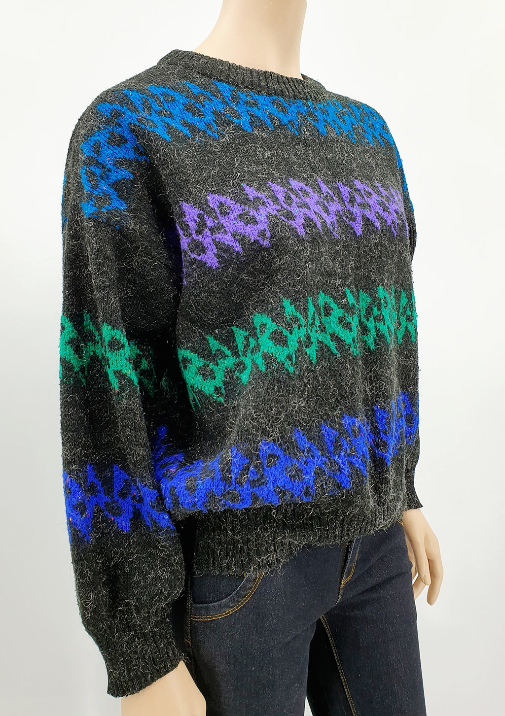 Kimalteleva neulepusero värikkäät raidat 80-luku koko 40-42 sivusta kuvattuna