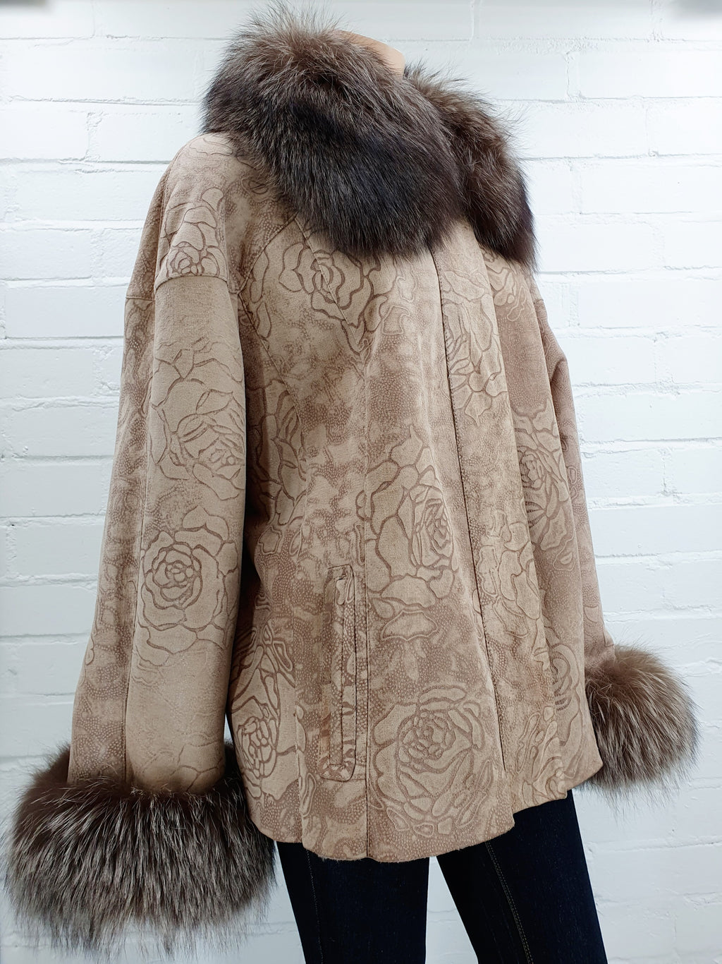 Bilgin´s lampaannahkatakki turkis somisteilla, väri beige, kuva sivulta