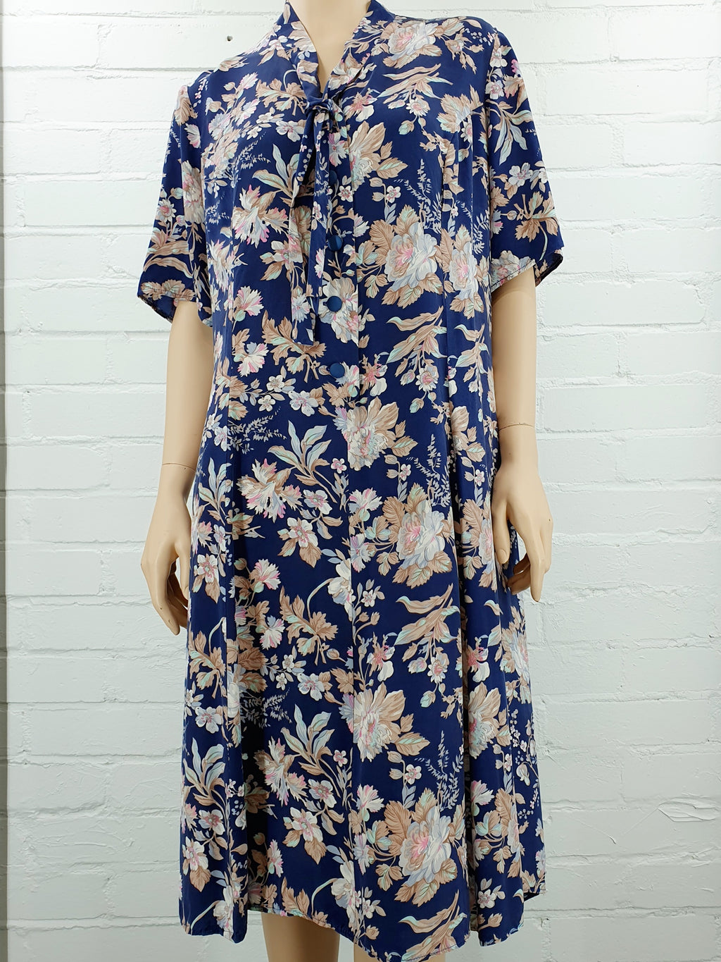 Lyhythihainen vintage kesämekko huivikauluksella, kukkakuvio harmaansinisellä pohjalla
